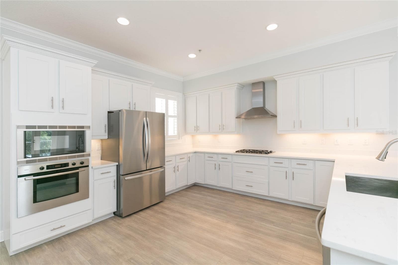 Upgraded appliances, quartz counters, wood cabinetry... - 114 E DAVIS BLVD #13, TAMPA