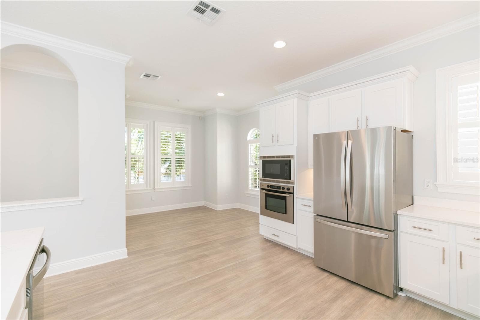 Breakfast nook adjoins kitchen - 114 E DAVIS BLVD #13, TAMPA