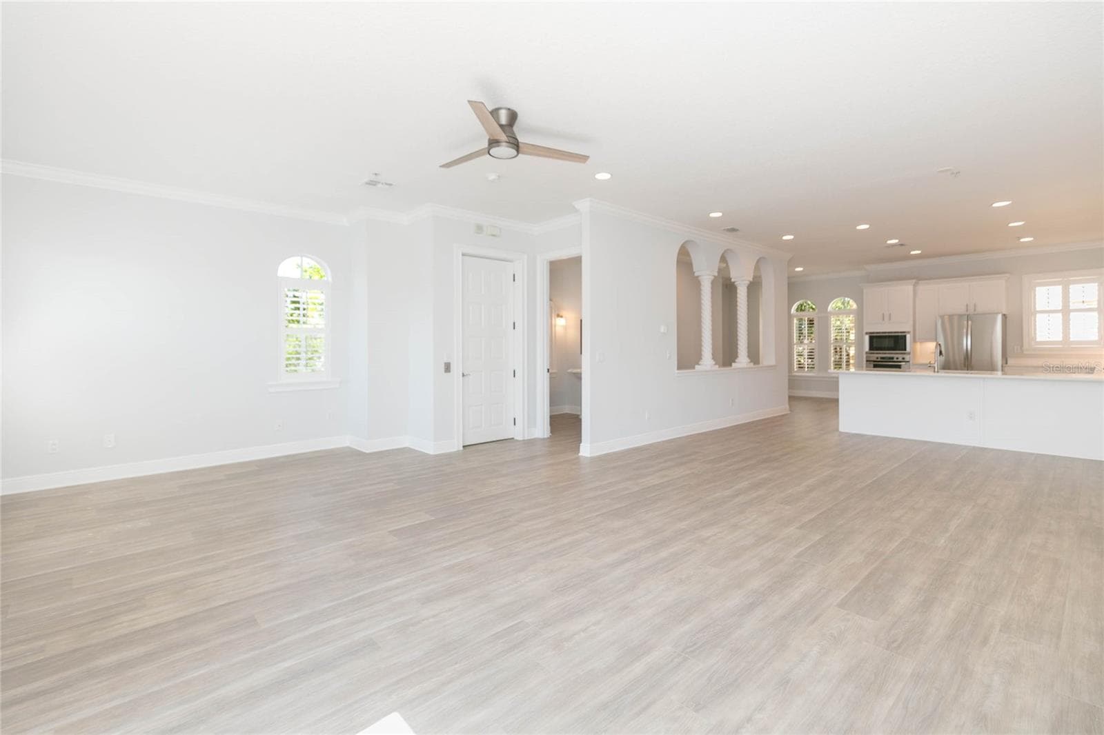 Large kitchen island...open floorplan - 114 E DAVIS BLVD #13, TAMPA