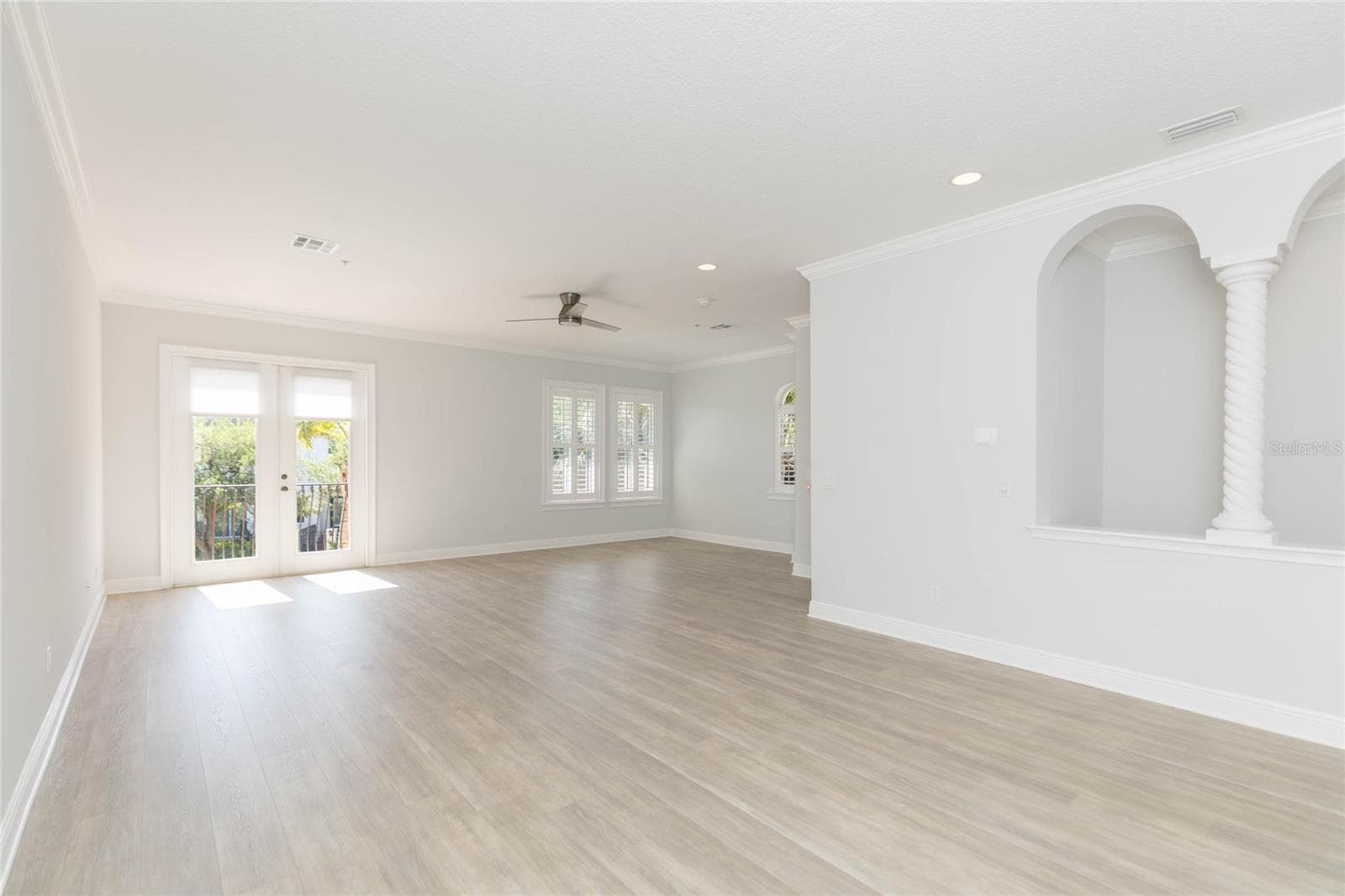 Great Room with French Doors, balcony - 114 E DAVIS BLVD #13, TAMPA
