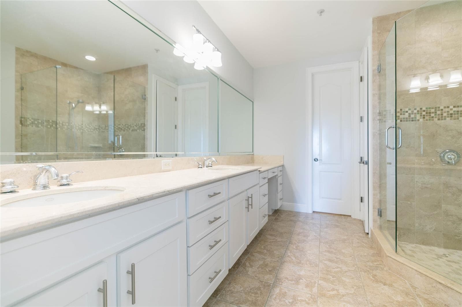 Primary ensuite is modern, large with separate water room, soaker tub, shower - 114 E DAVIS BLVD #13, TAMPA