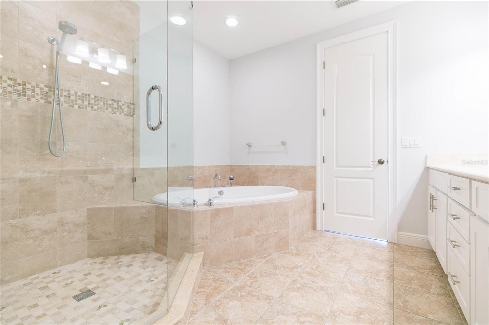 Frameless glass shower, soaker tub - it's all there - 114 E DAVIS BLVD #13, TAMPA