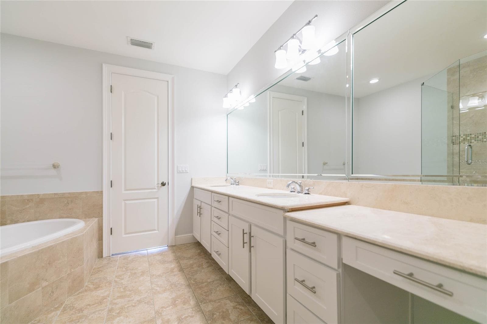 Dual sinks plus dressing counter - 114 E DAVIS BLVD #13, TAMPA