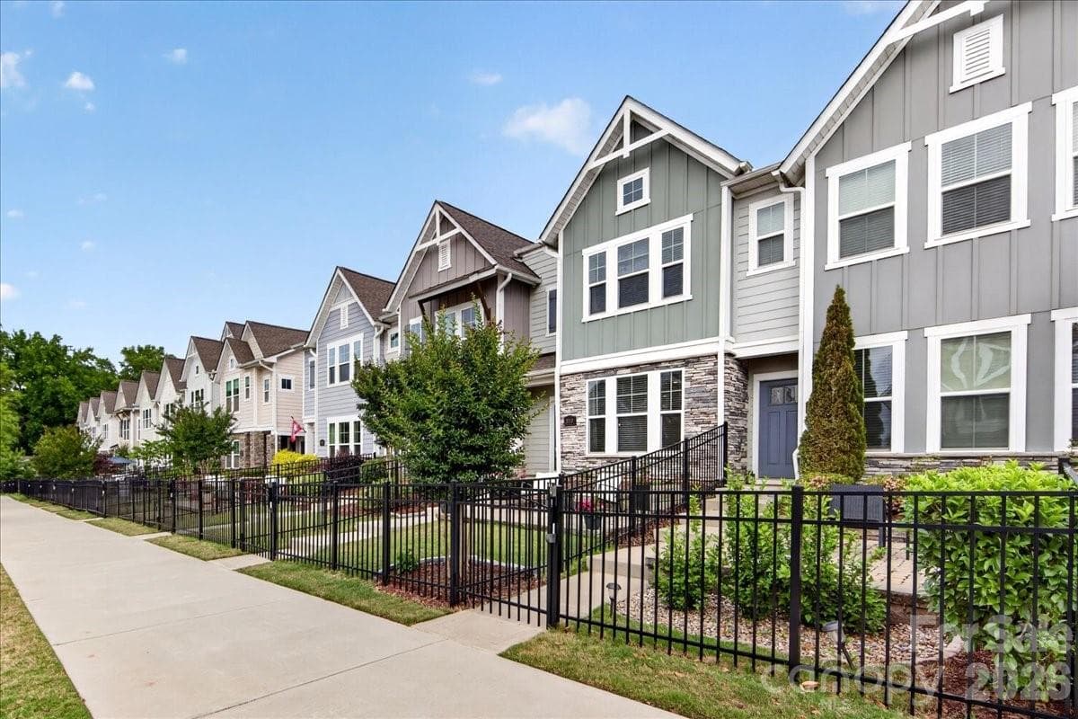 Townhouse at Charlotte, photo 2 of 38