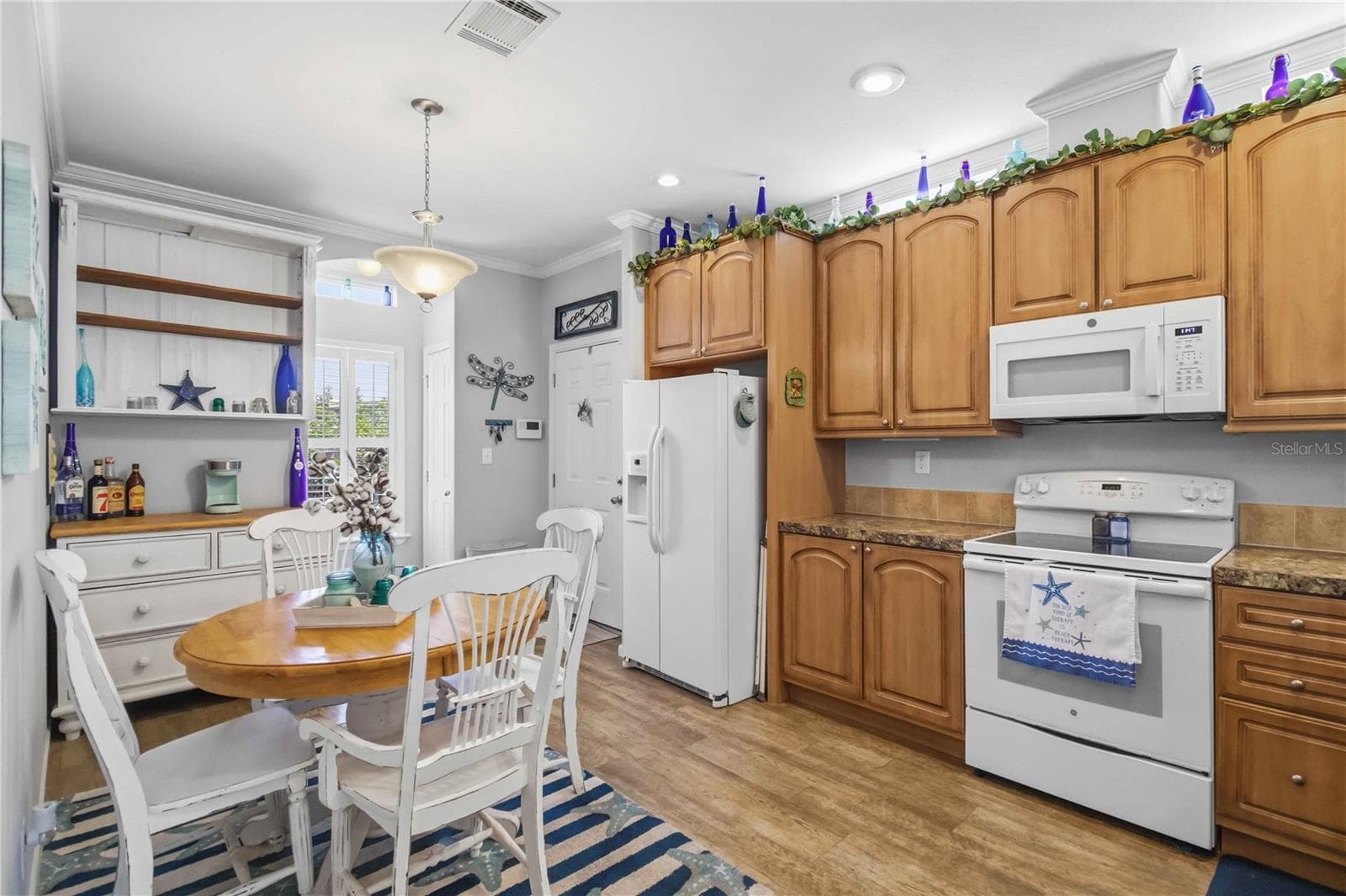 Lot's of cabinets for the chef! - 915 50TH AVE W, BRADENTON
