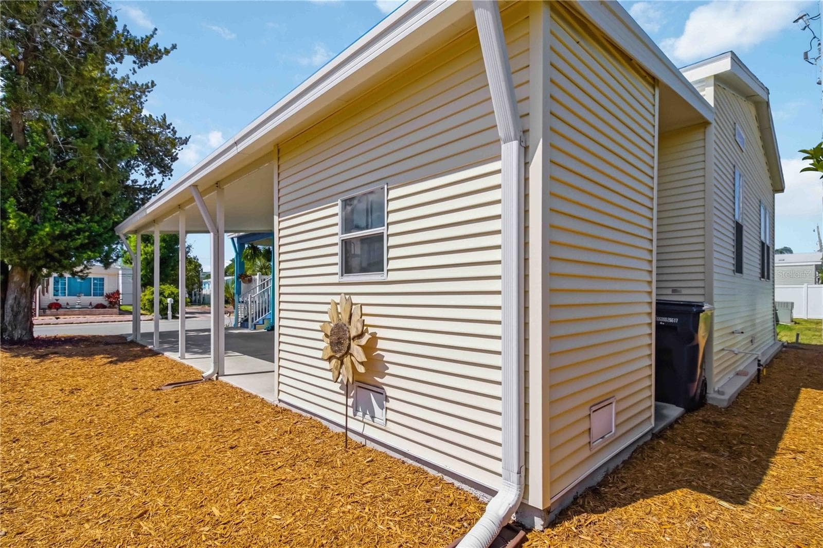 Property has been lovingly landscaped and mulched. - 915 50TH AVE W, BRADENTON