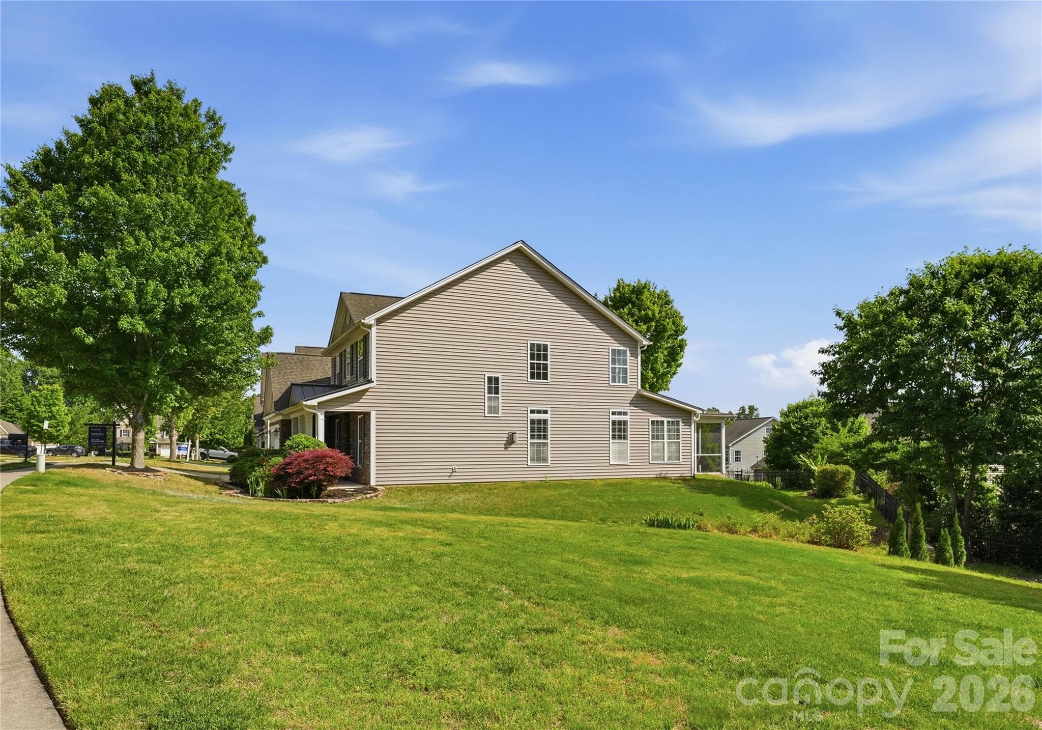 Empty Green space next to the home to give more privacy - 5068 Gladiola Way, Tega Cay