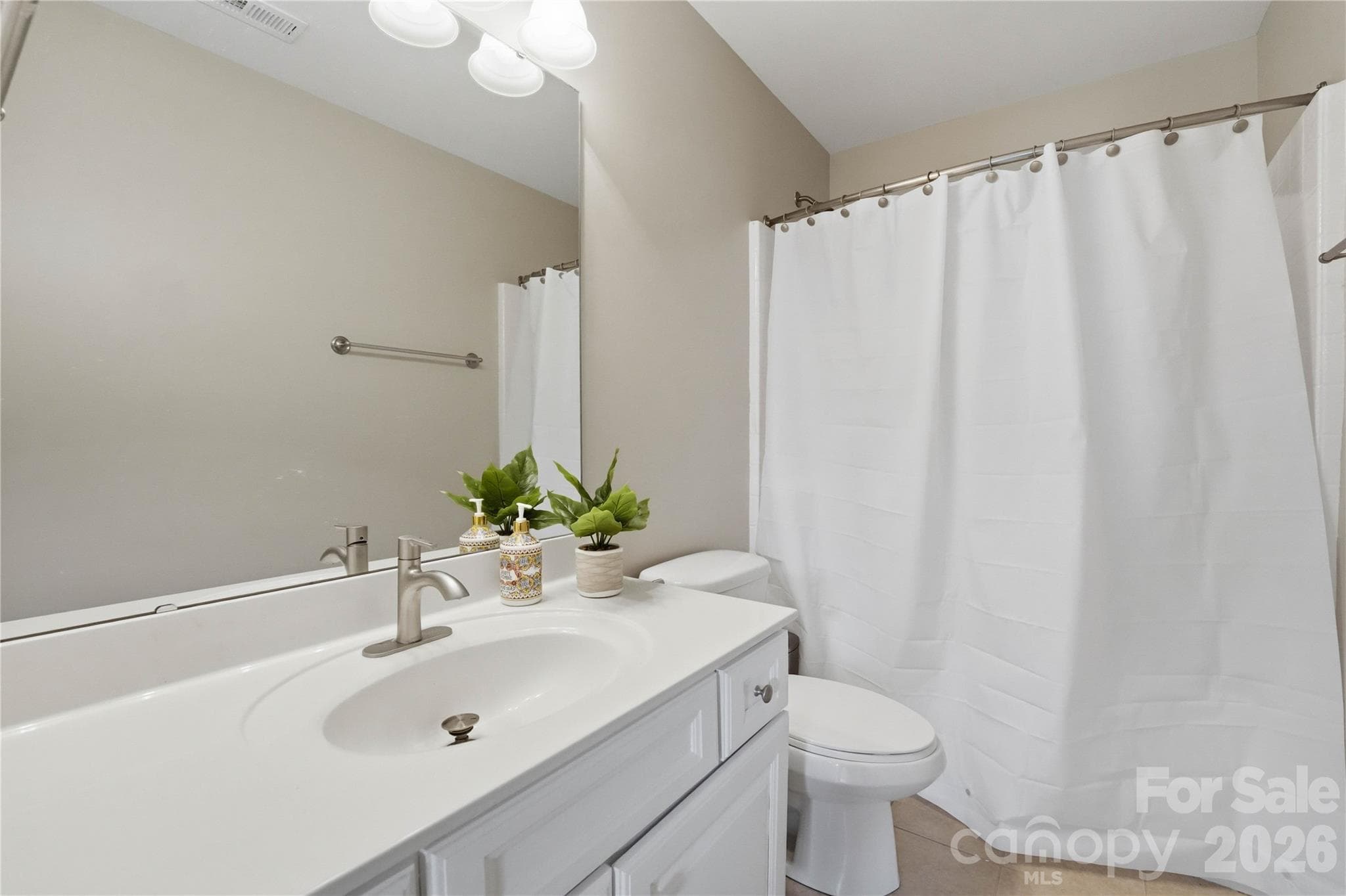 full bathroom on second floor - 5068 Gladiola Way, Tega Cay