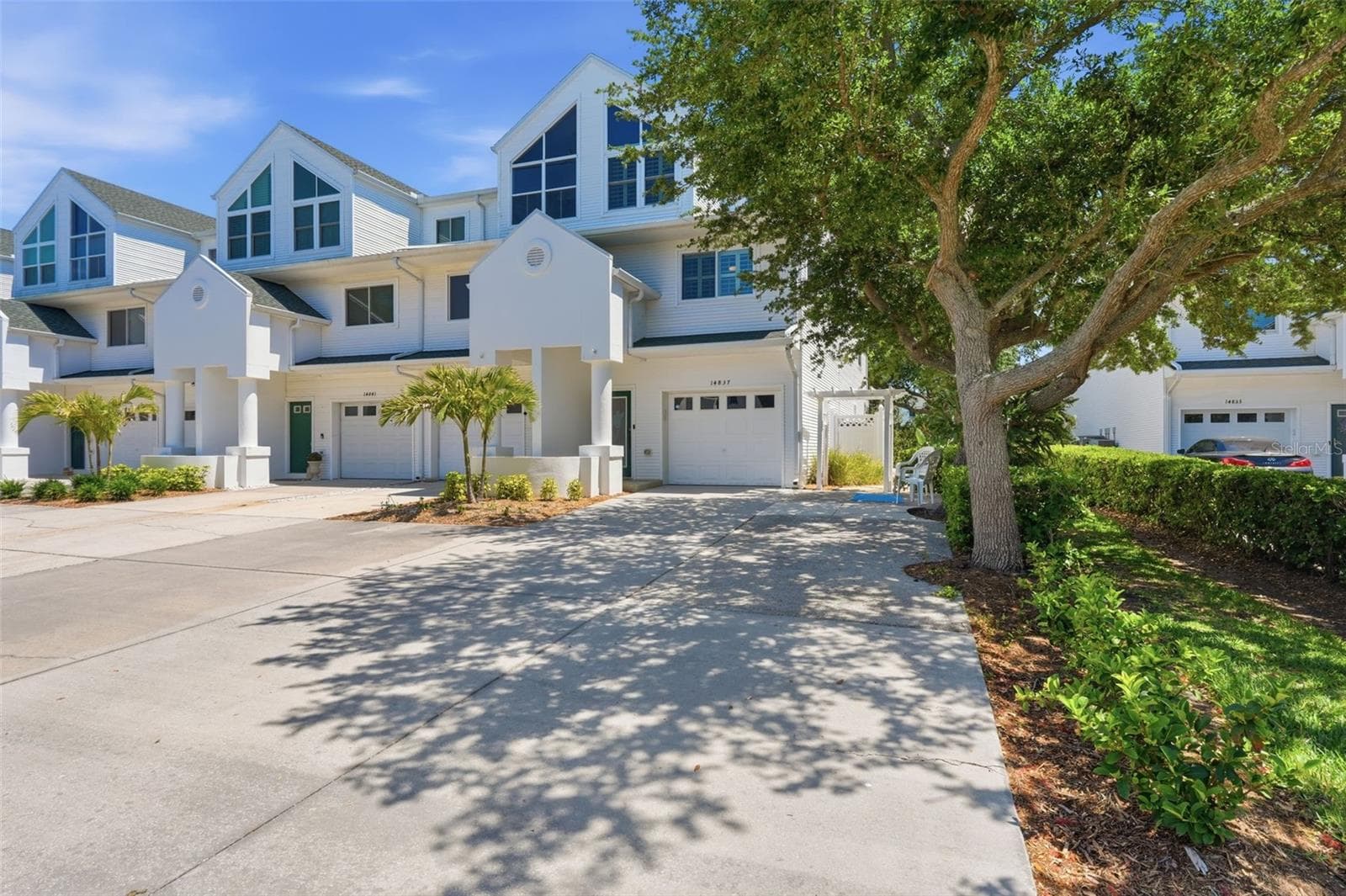 Double wide driveway on this End Unit - 14837 SEMINOLE TRL, SEMINOLE