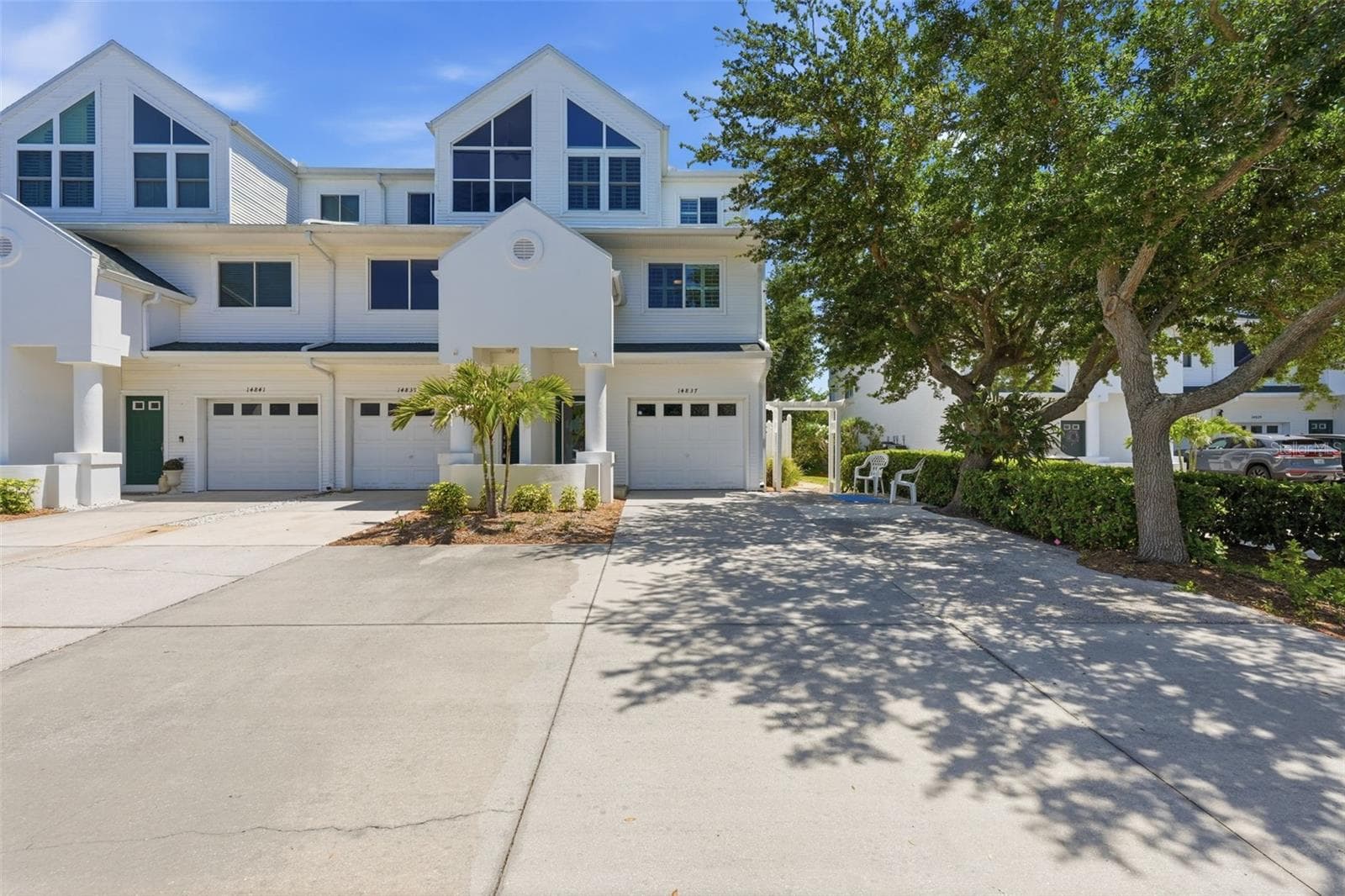 At least 3 exterior parking spots, plus one in garage. - 14837 SEMINOLE TRL, SEMINOLE