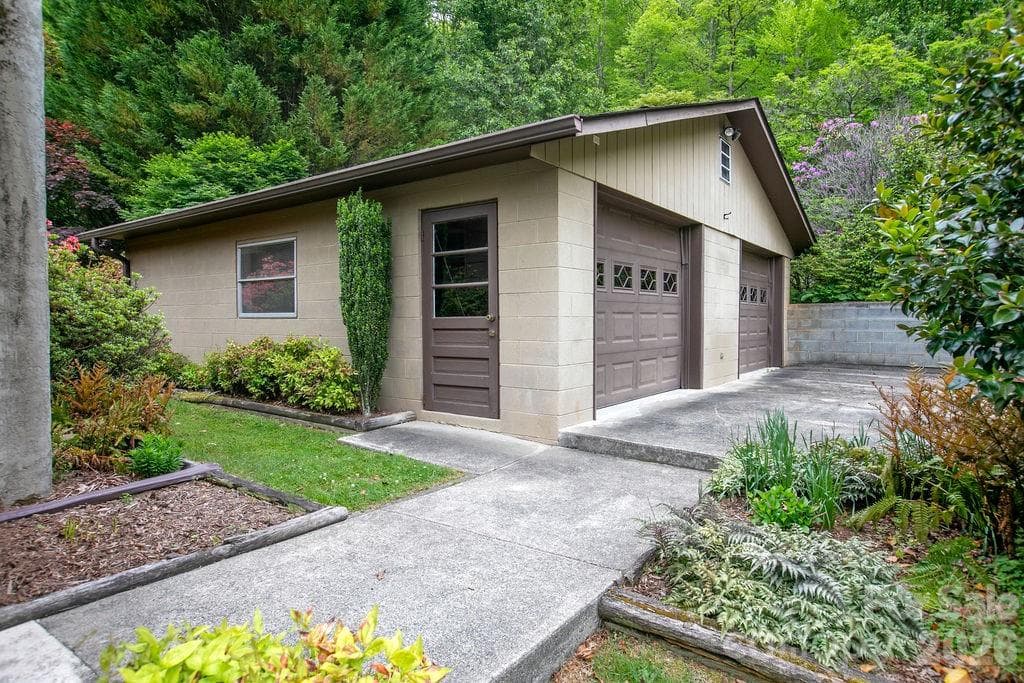 Spacious 2 car Garage - 520 Blythe Road, Pisgah Forest