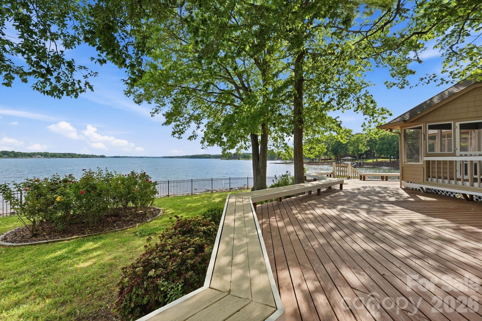 Multi tier deck with 2 screened sunrooms - 3725 Kingfisher Lane, Terrell