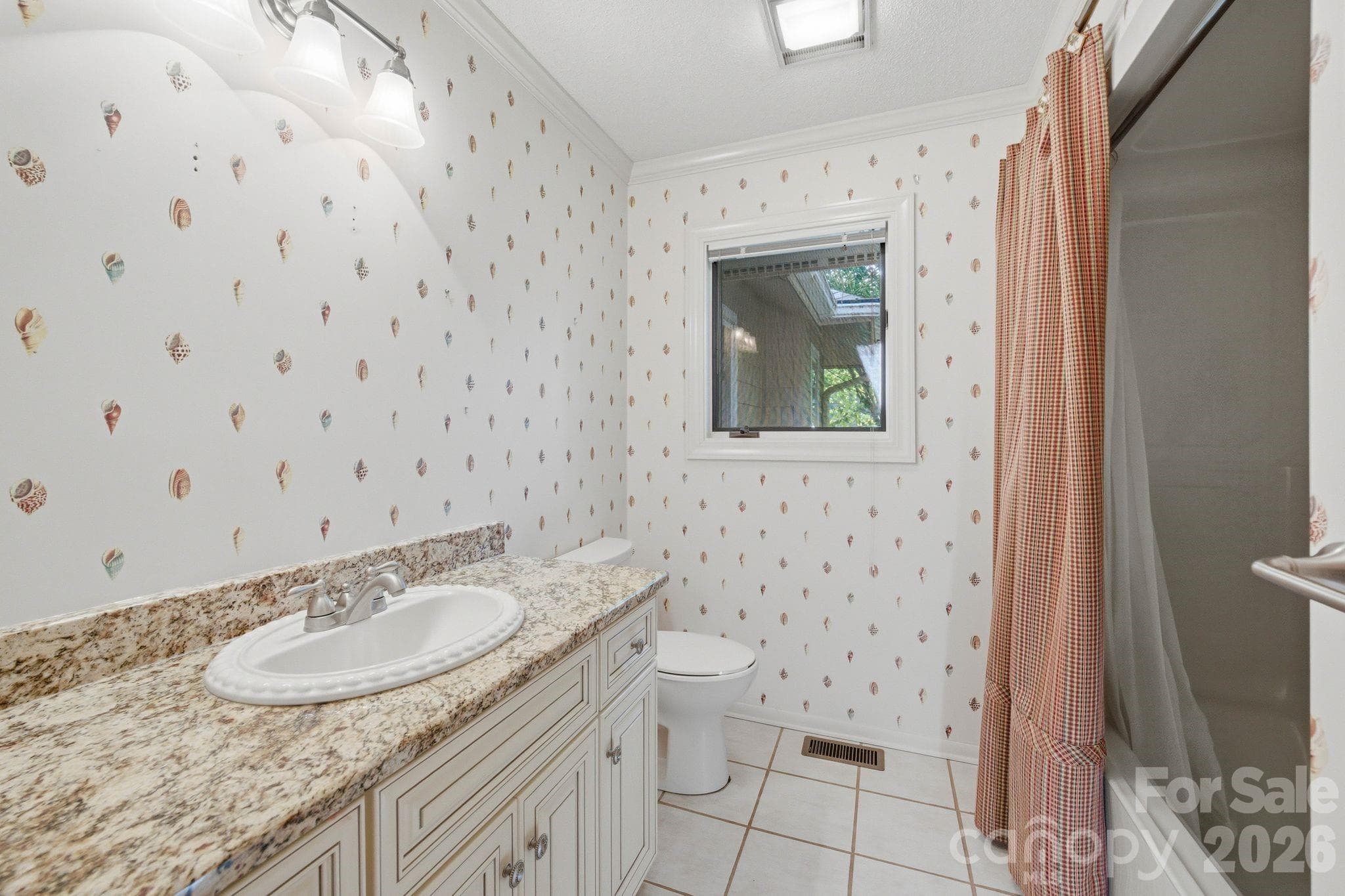 Hall bathroom - 3725 Kingfisher Lane, Terrell