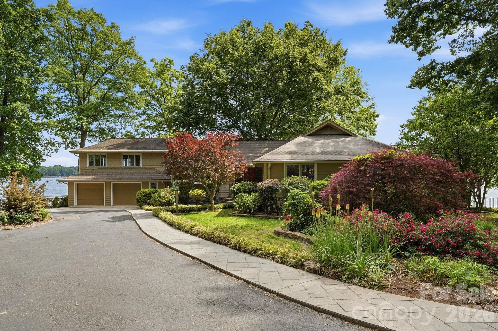 Circular driveway with mature landscaping - 3725 Kingfisher Lane, Terrell