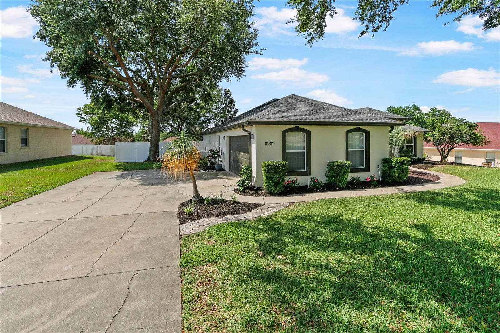 Long driveway, side garage - 10814 VINEYARD CT, CLERMONT