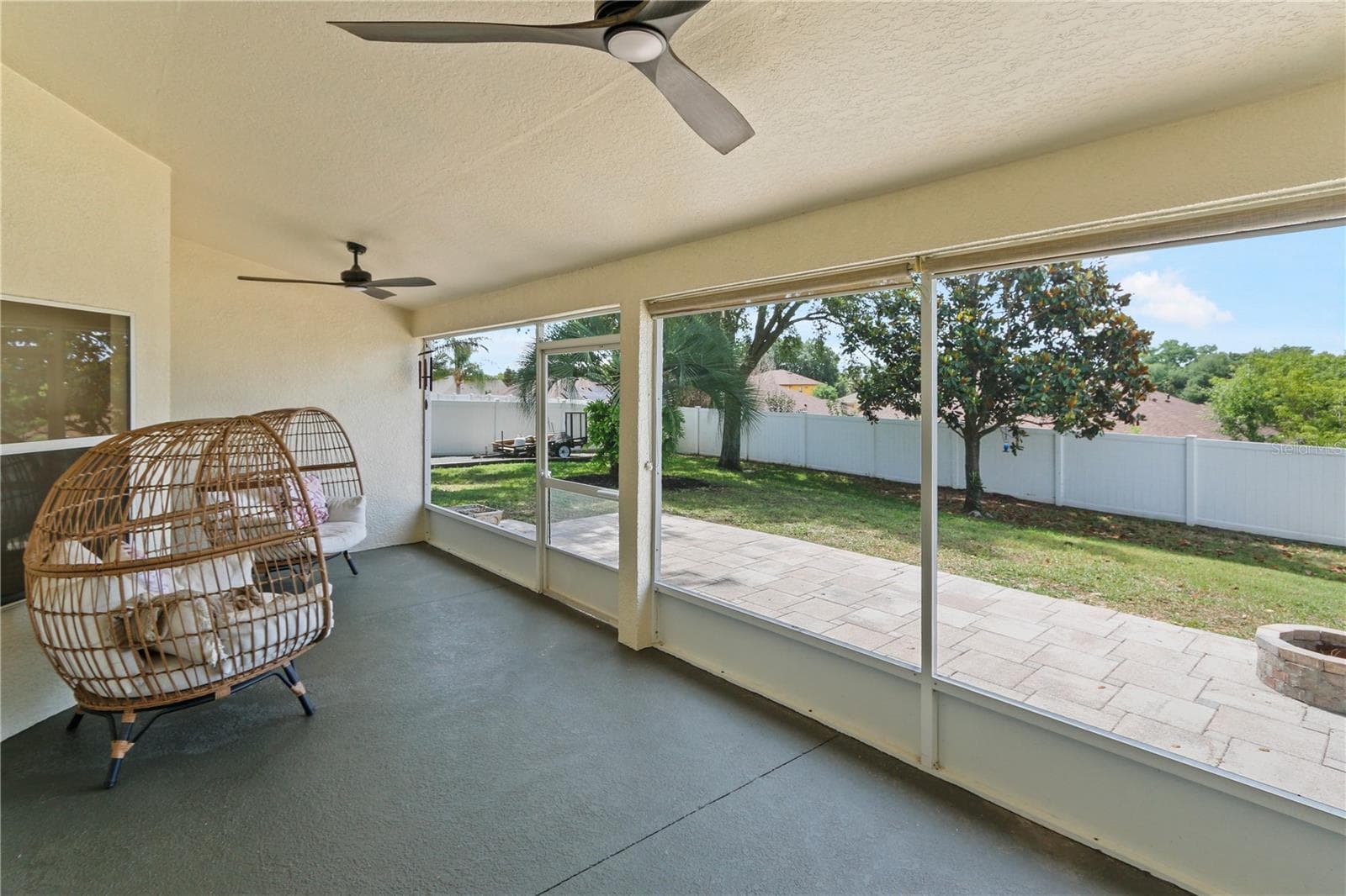 Screen patio with roll down shades - 10814 VINEYARD CT, CLERMONT