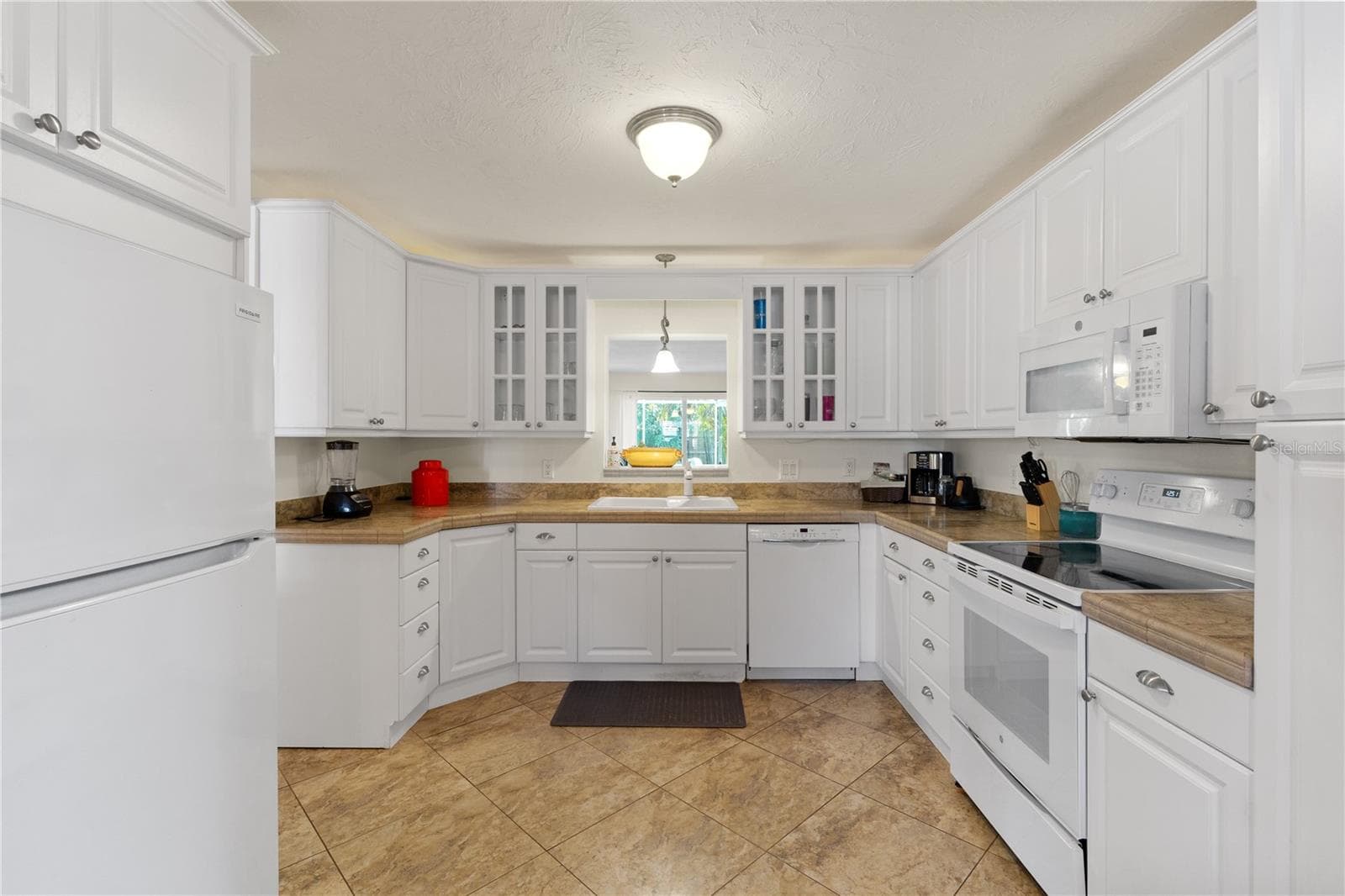 KITCHEN W/ISLAND - 7860 HOLIDAY DR, SARASOTA