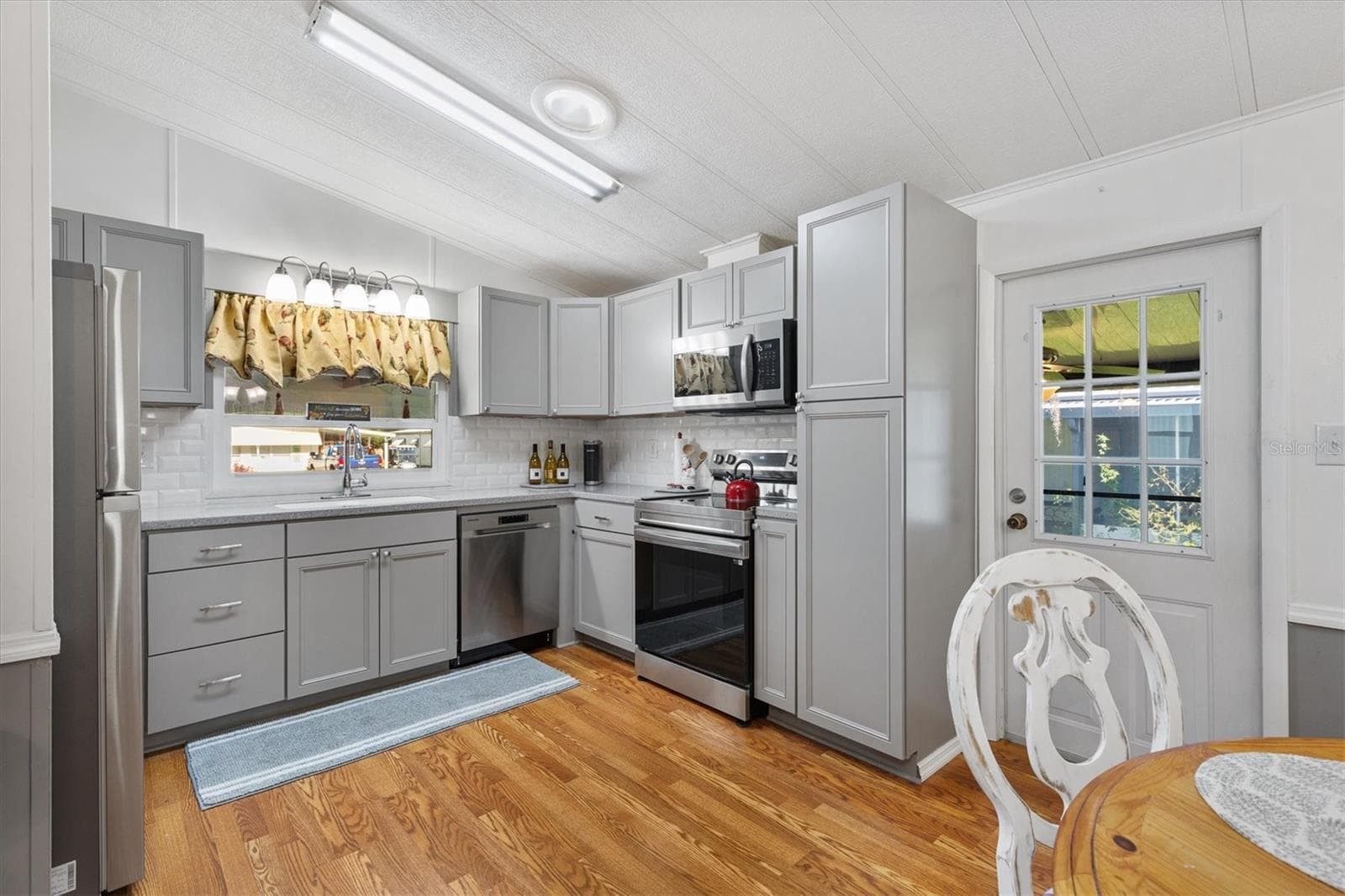 Manufactured Home at 732 ROYAL PALM AVE, THE VILLAGES, photo 6 of 30