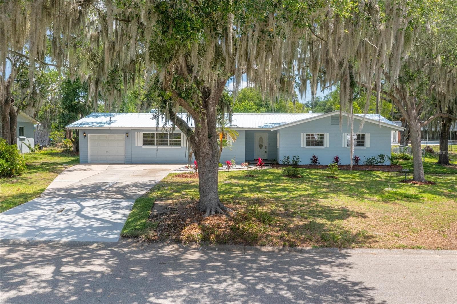 2230 W HELEN CIR