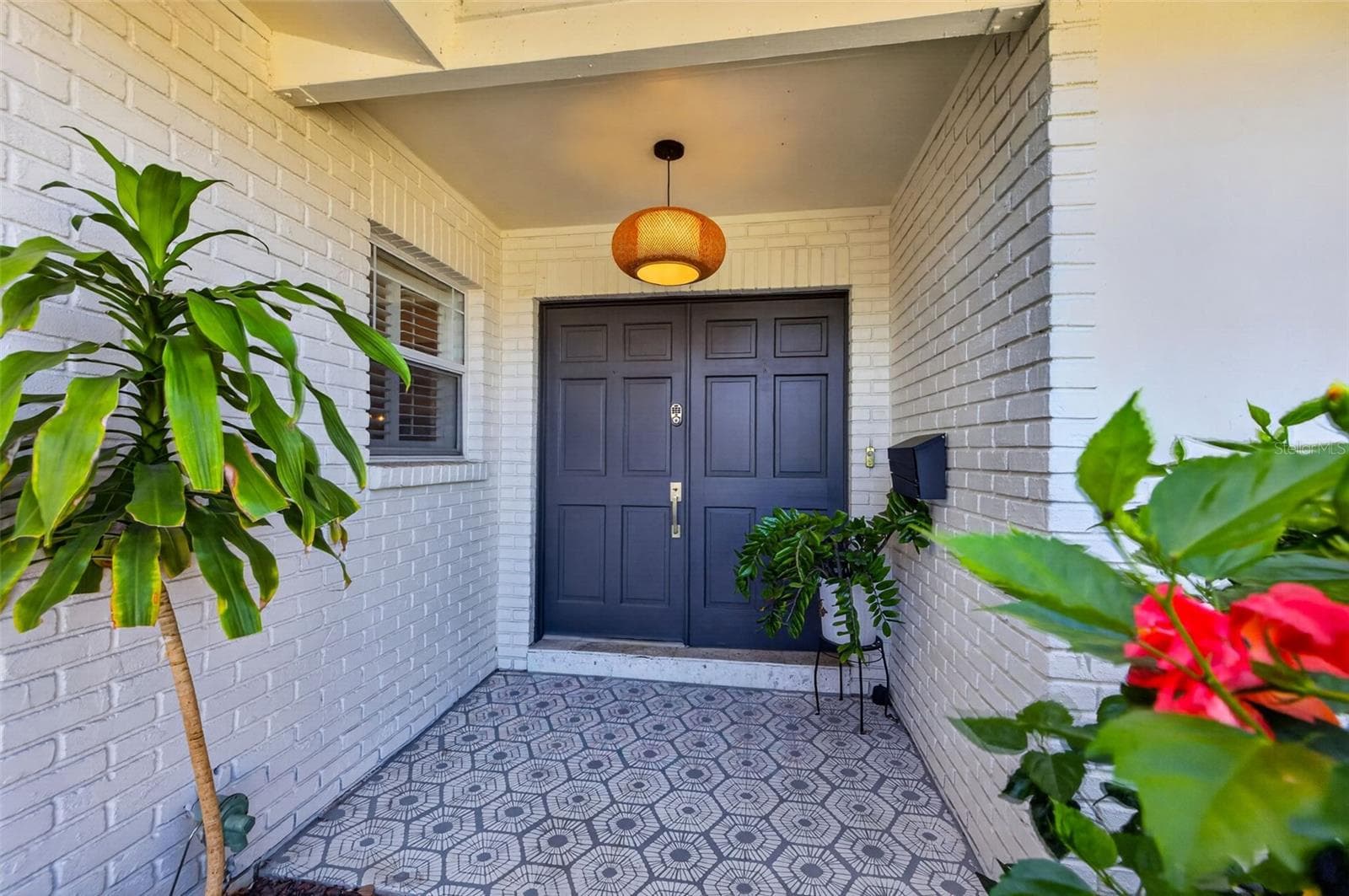 Single Family Residence at 8450 FLAGSTONE DR, TAMPA, photo 4 of 47