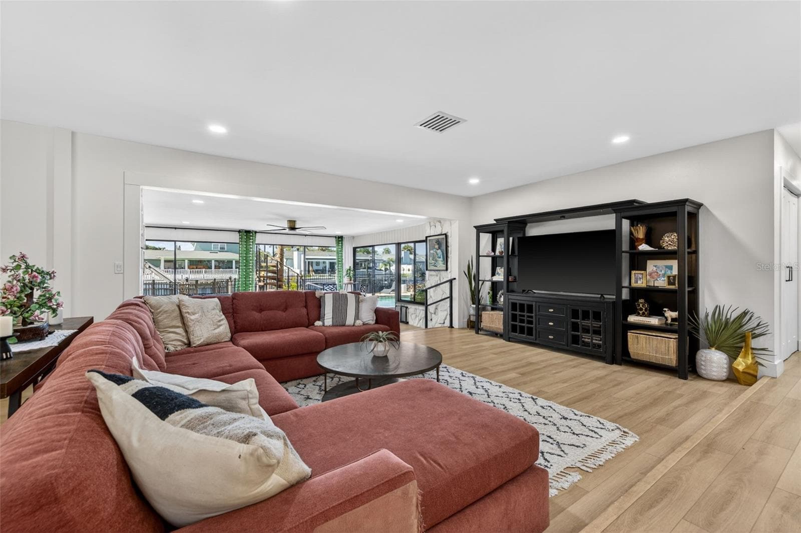 Single Family Residence at 8450 FLAGSTONE DR, TAMPA, photo 17 of 47