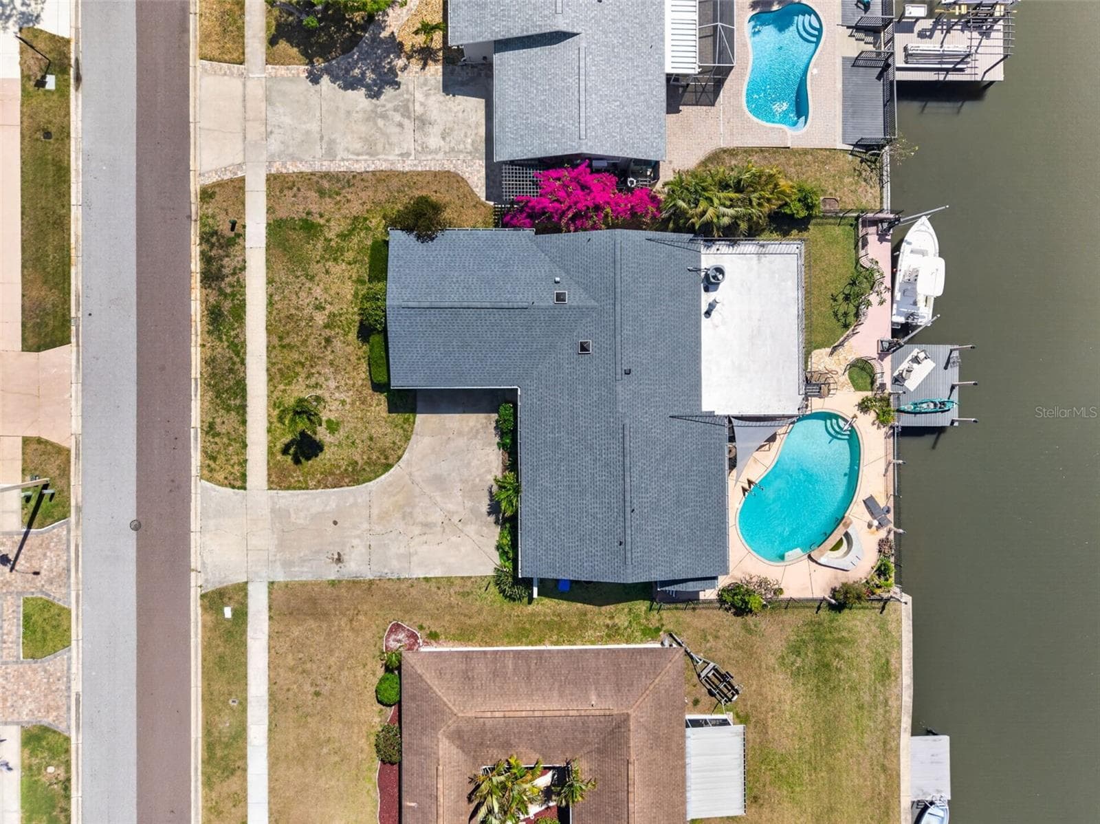 Single Family Residence at 8450 FLAGSTONE DR, TAMPA, photo 42 of 47