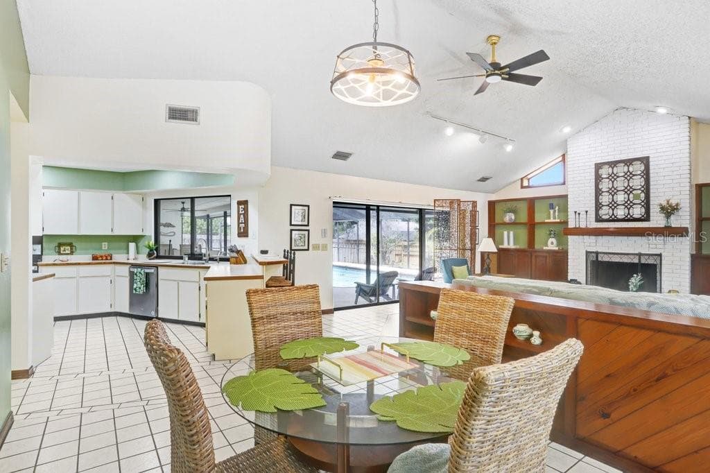 Great Room with Tons of Natural Light - 507 SPORTSMAN PARK DR, SEFFNER