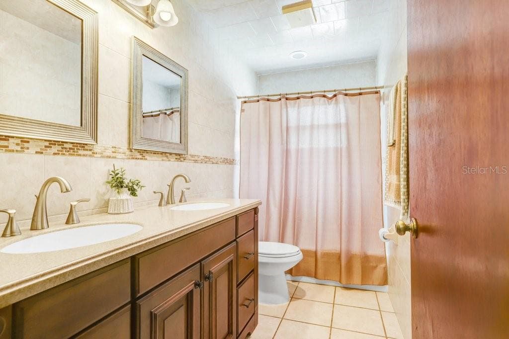 Hall Bath - 507 SPORTSMAN PARK DR, SEFFNER