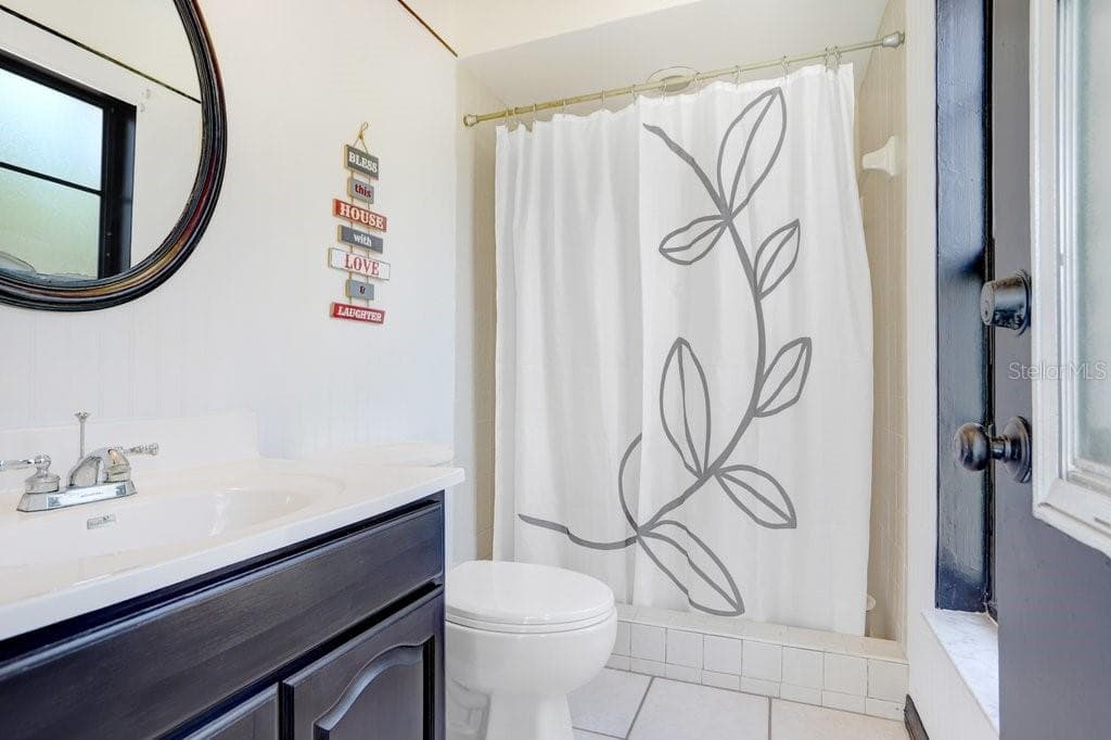 Full Bath on Pool - 507 SPORTSMAN PARK DR, SEFFNER