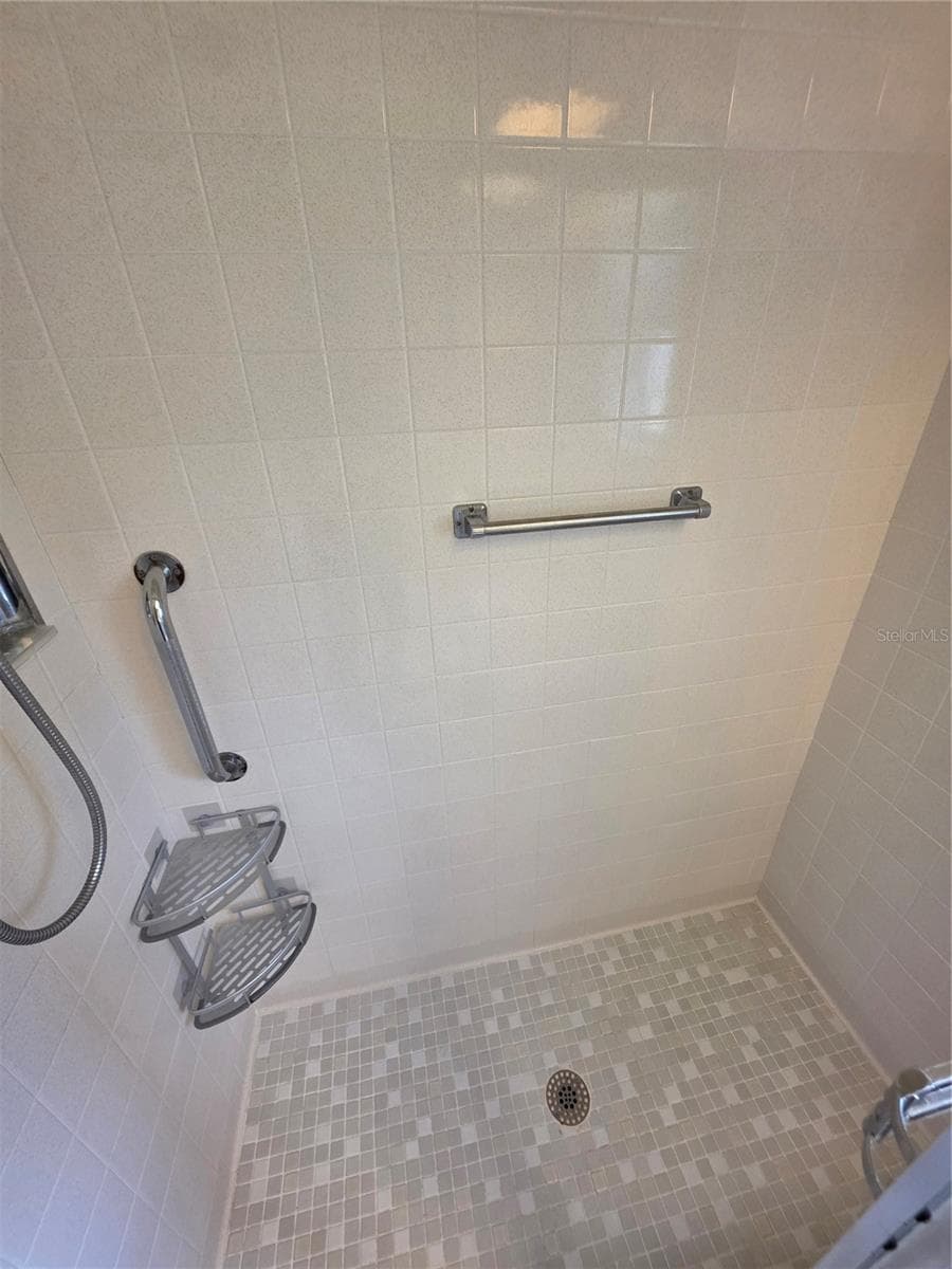 TILED SHOWER - 6264 DARIEN WAY, SPRING HILL