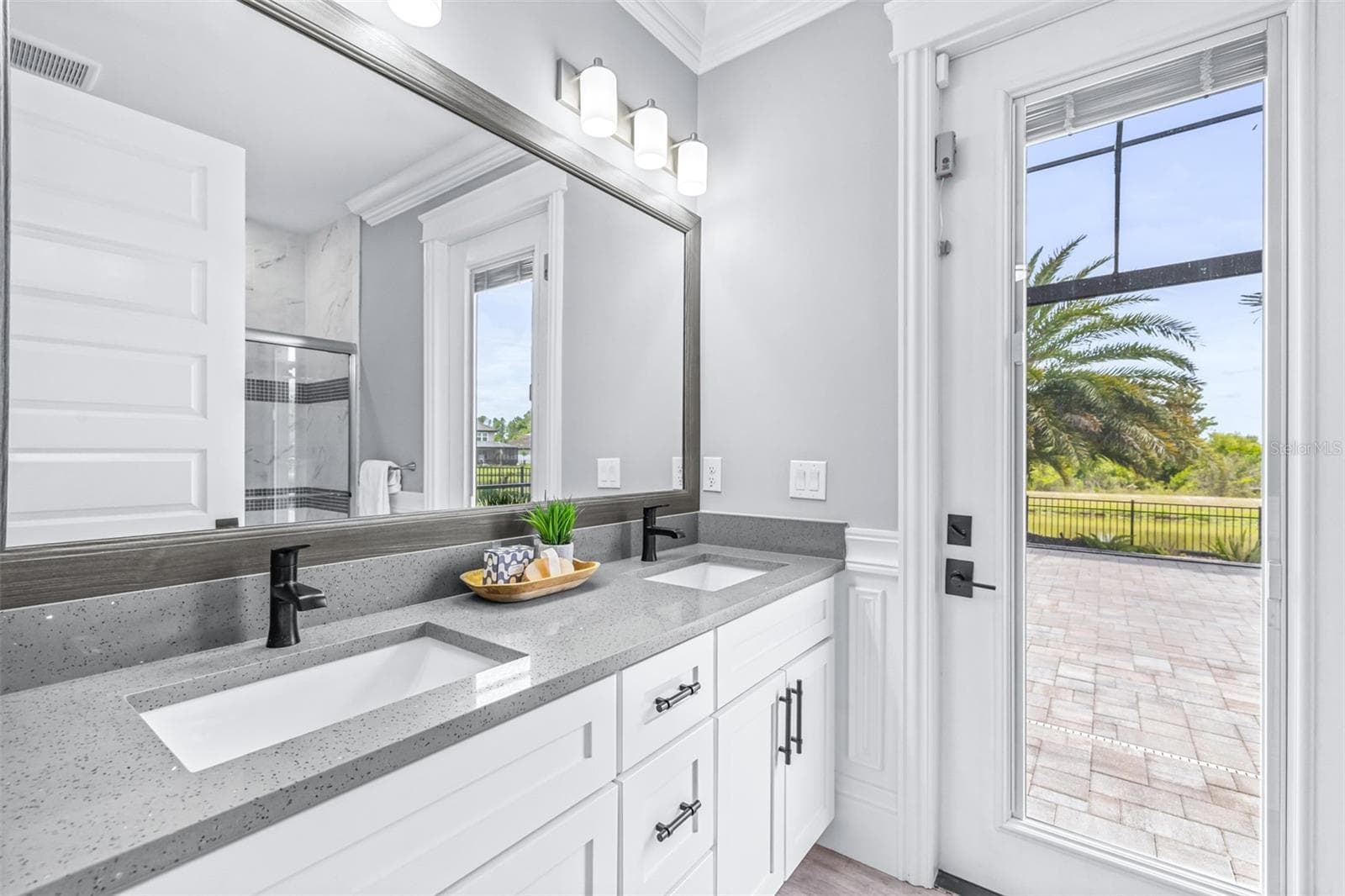 Pool Bath with Walk-in Shower - 7190 GRAYBROOK DR, WESLEY CHAPEL