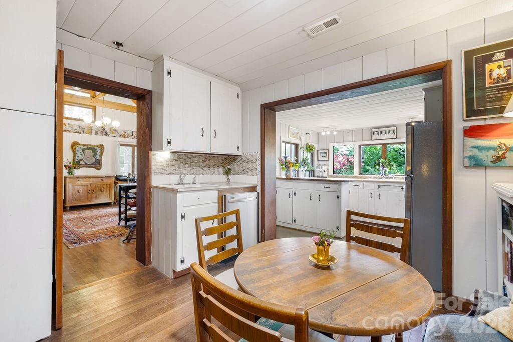 Eating area off kitchen - 2107 Mandarin Boulevard, Charlotte