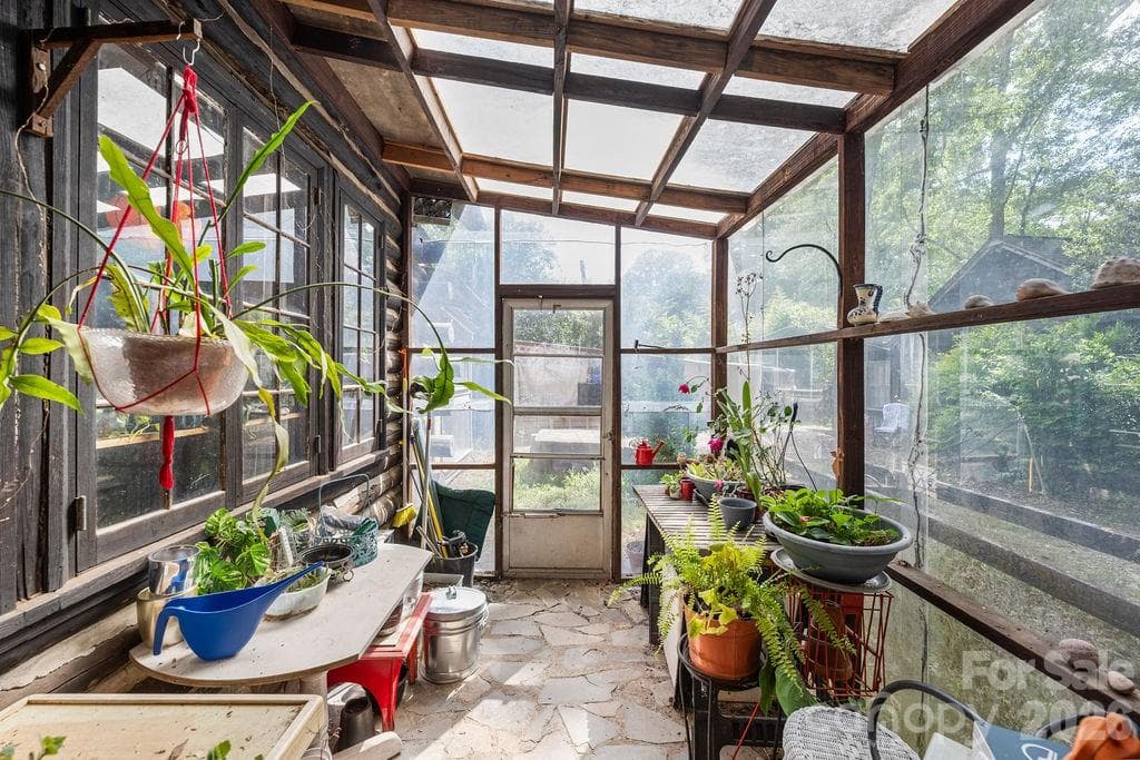 Green house - 2107 Mandarin Boulevard, Charlotte