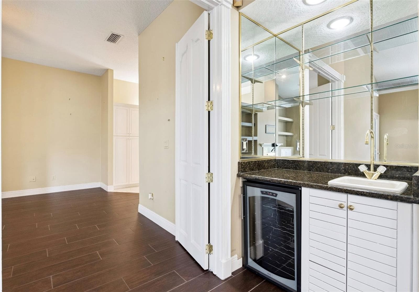 FAMILY ROOM WETBAR W/ WINE REFRIGERATOR - 1250 E LANGLEY CT, LAKE MARY