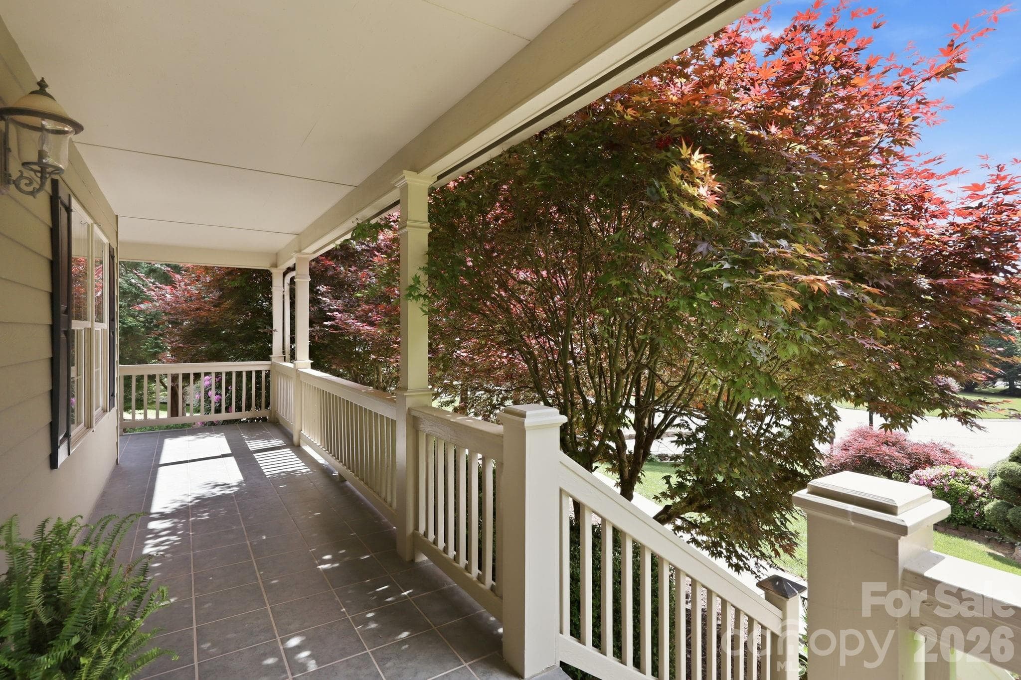 Gorgeous spacious front porch - Fletcher