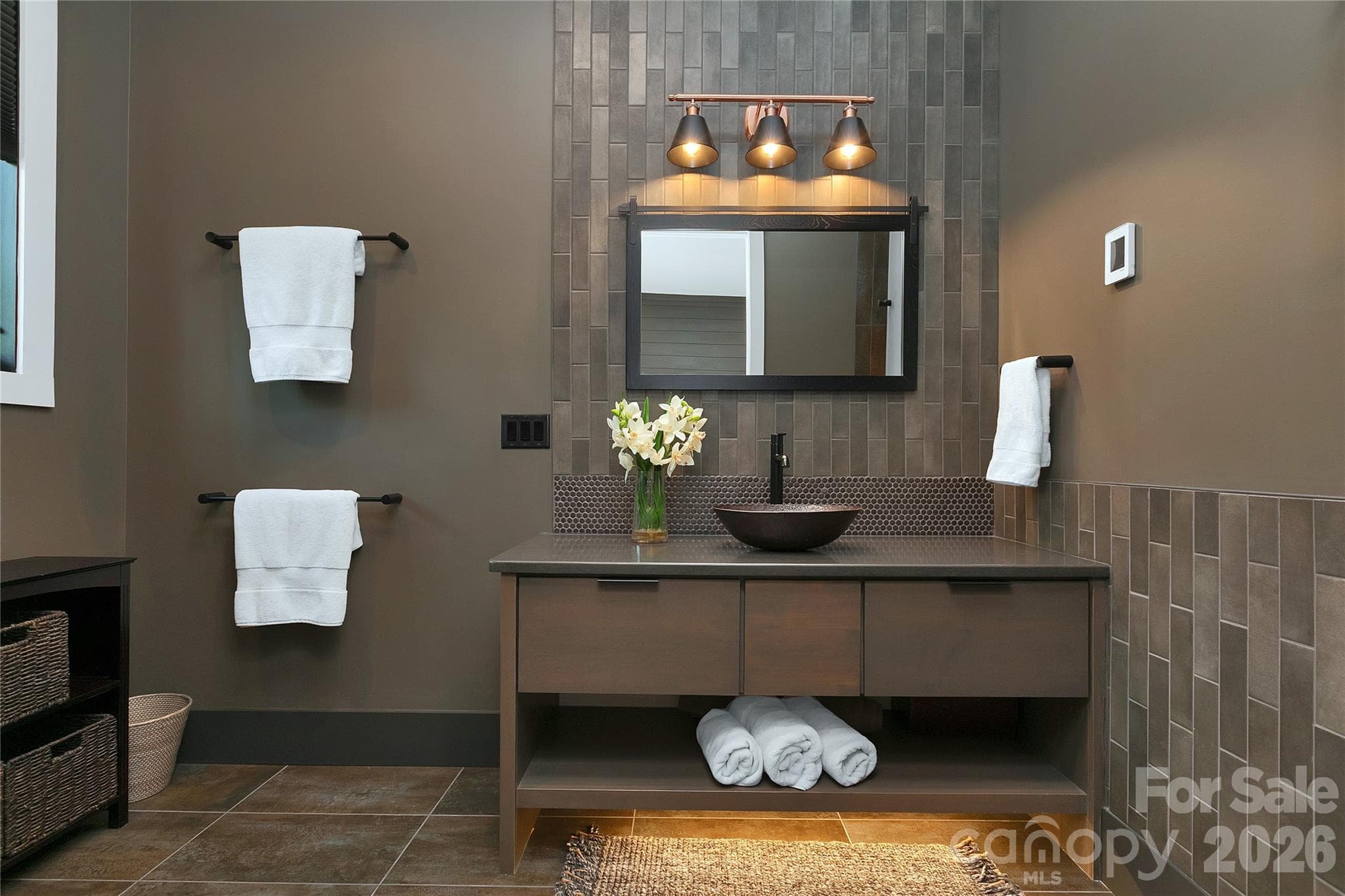 Ensuite guest bathroom - Brevard