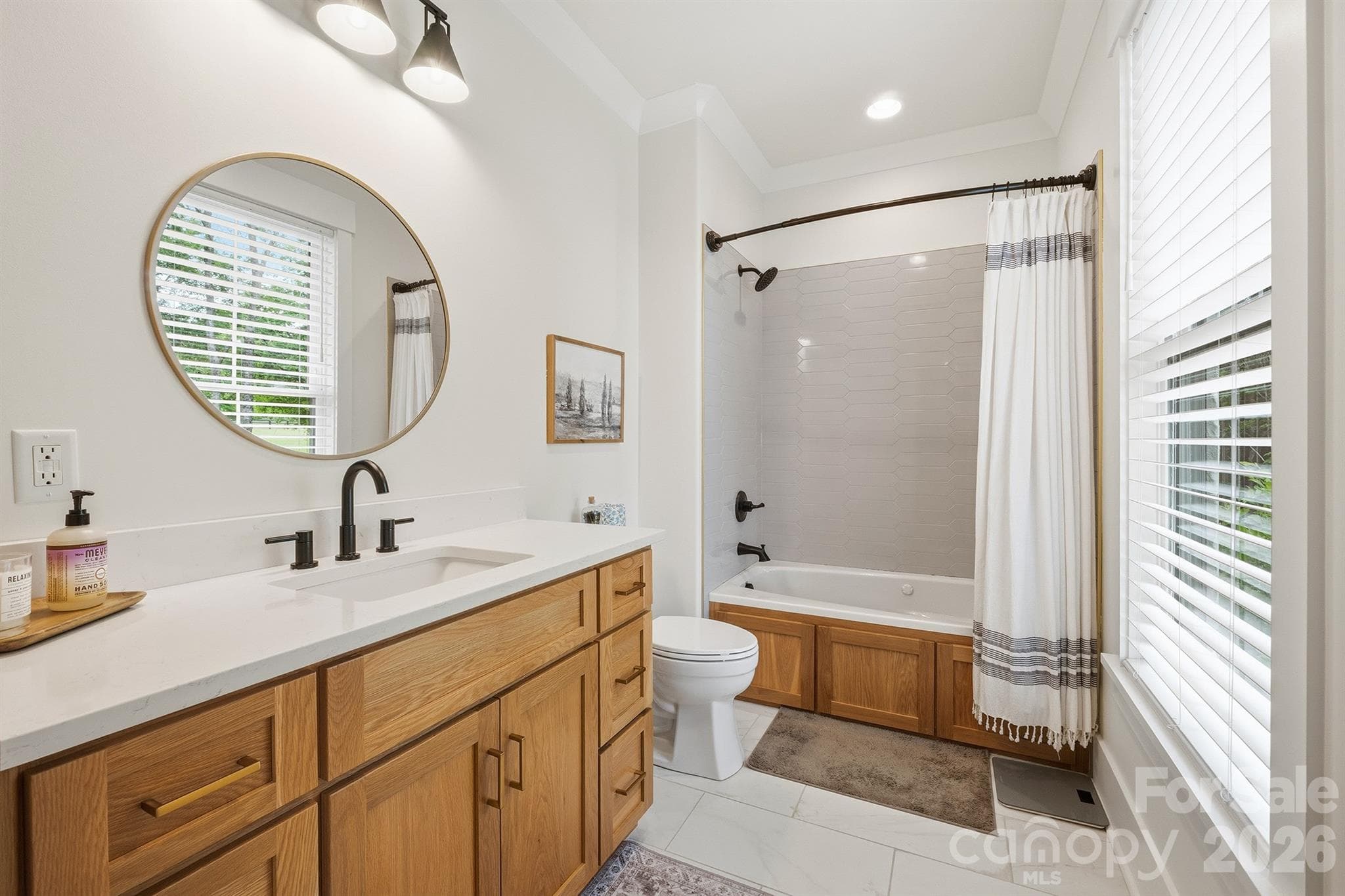 Guest Room En-Suite Full Bath - 2855 Long Run Farm Road, Mount Pleasant