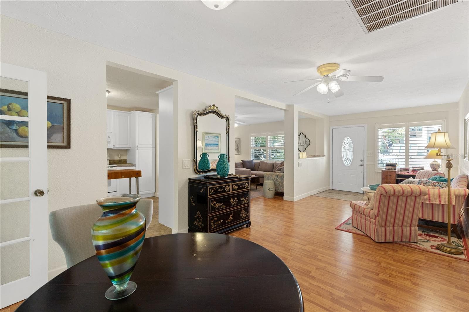 open floor plan - 7860 HOLIDAY DR, SARASOTA