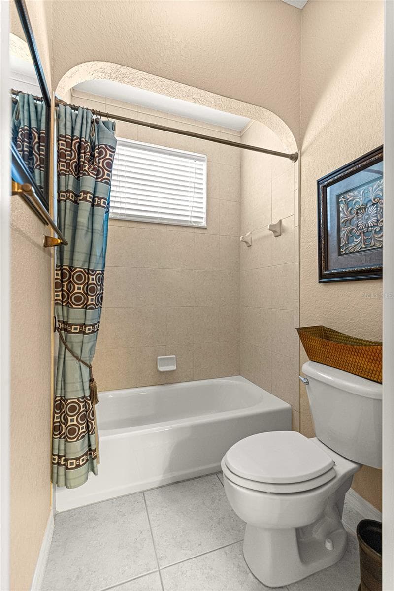 Jack and Jill toilet and bath area - 12271 SE 175TH LN, SUMMERFIELD