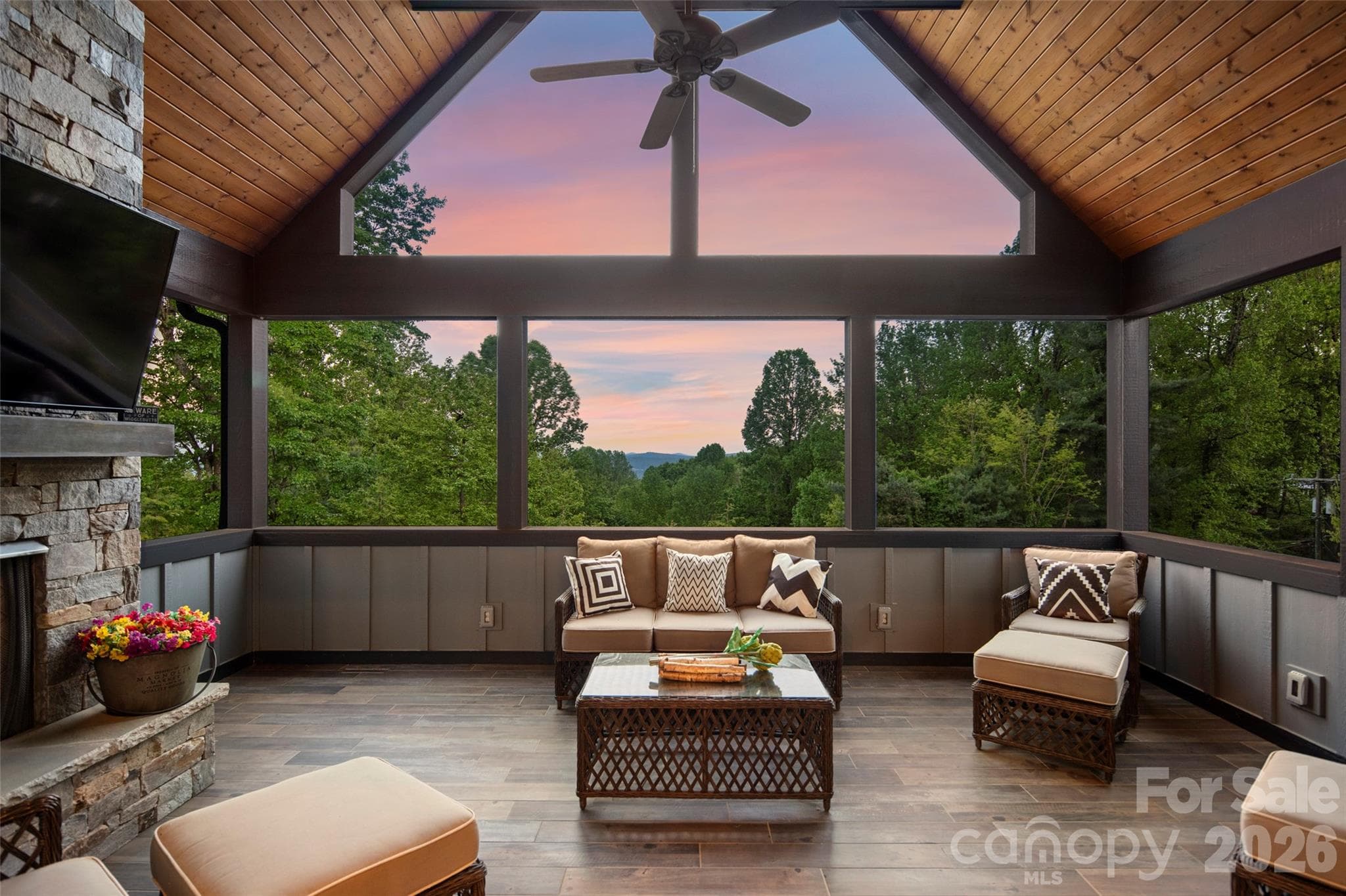 Unwind with views and a fireplace! - Hendersonville