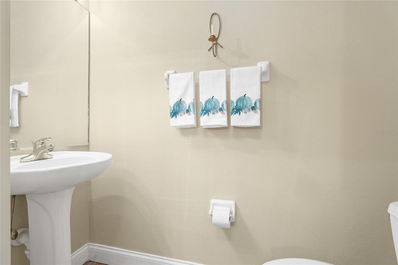 Main level guest bath - 6216 ROSEFINCH CT #102, LAKEWOOD RANCH