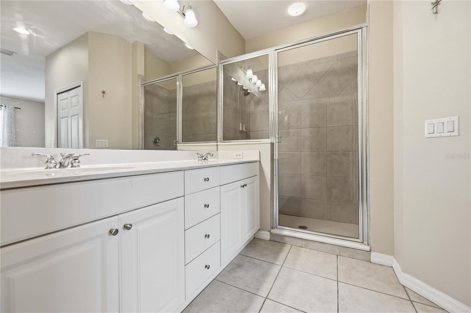 Double Sinks & Walk-In Shower - 5629 KEY LARGO CT #B06, BRADENTON