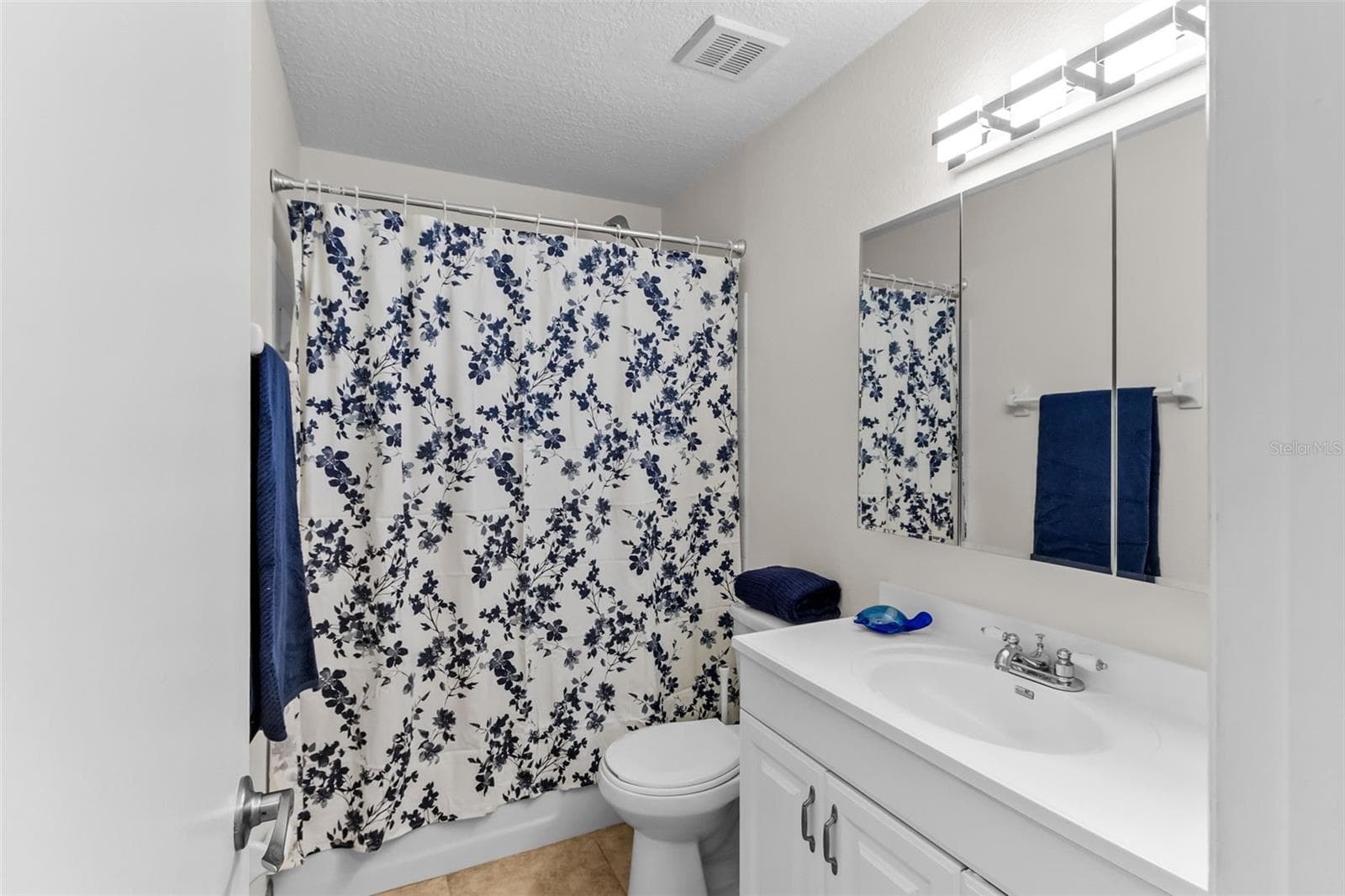 Hall Bath - Upstairs - 5026 COQUINA KEY DR SE #5026, ST PETERSBURG