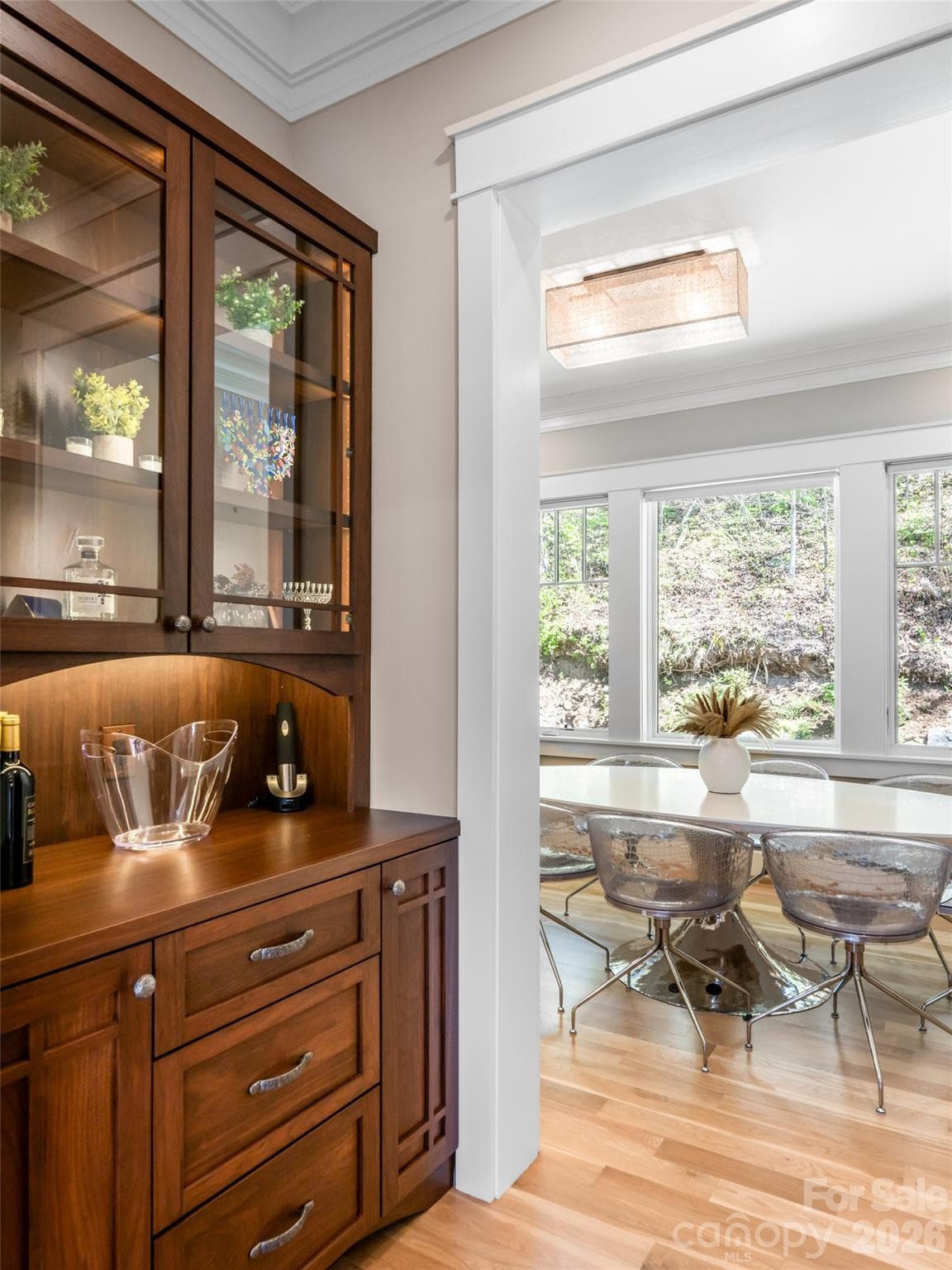 Butler's pantry with lighted cabinetry just off the dining area - 32 Timberwolf Court, Asheville