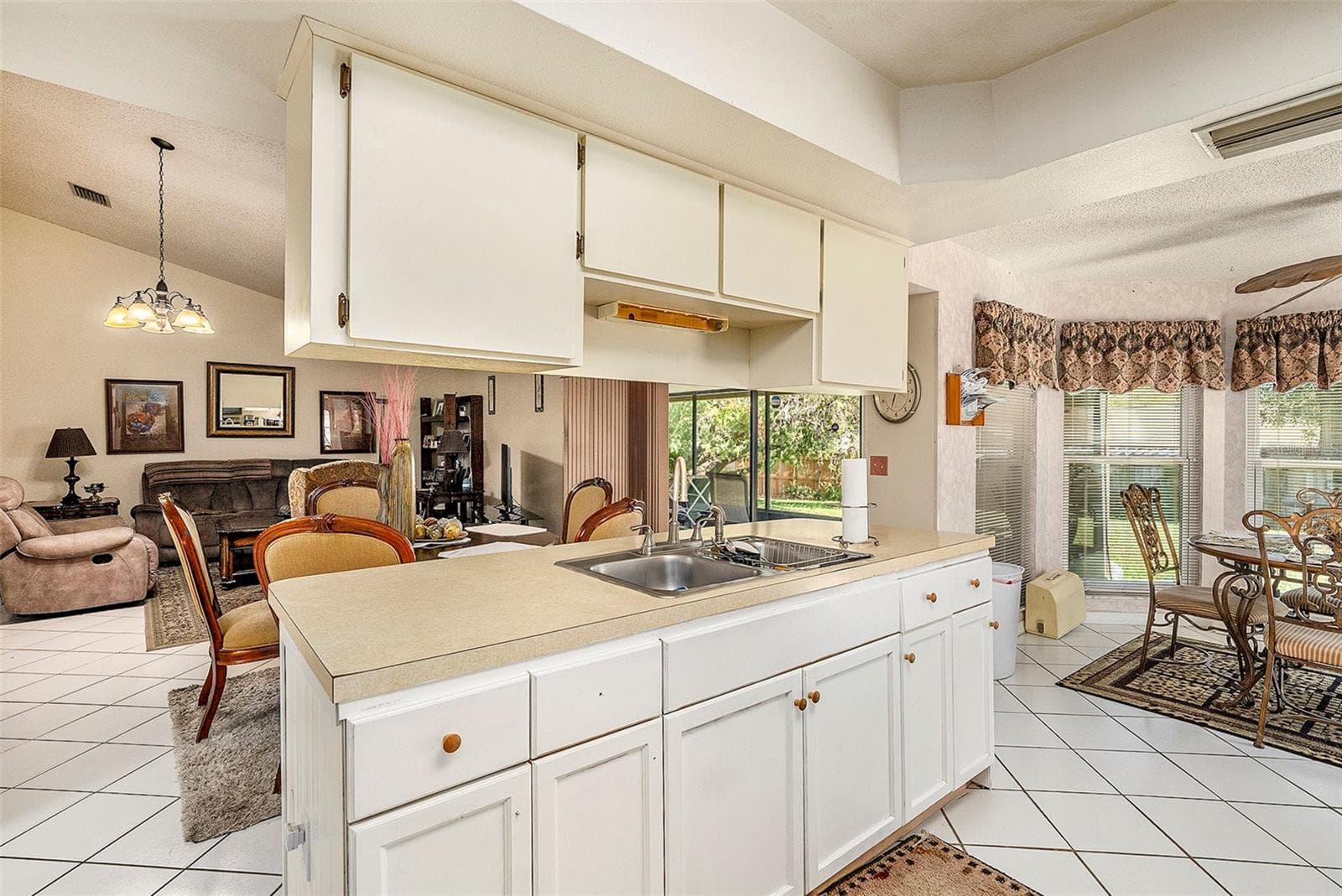 Single Family Residence at 1606 DUSTY ROSE LN, BRANDON, photo 13 of 29