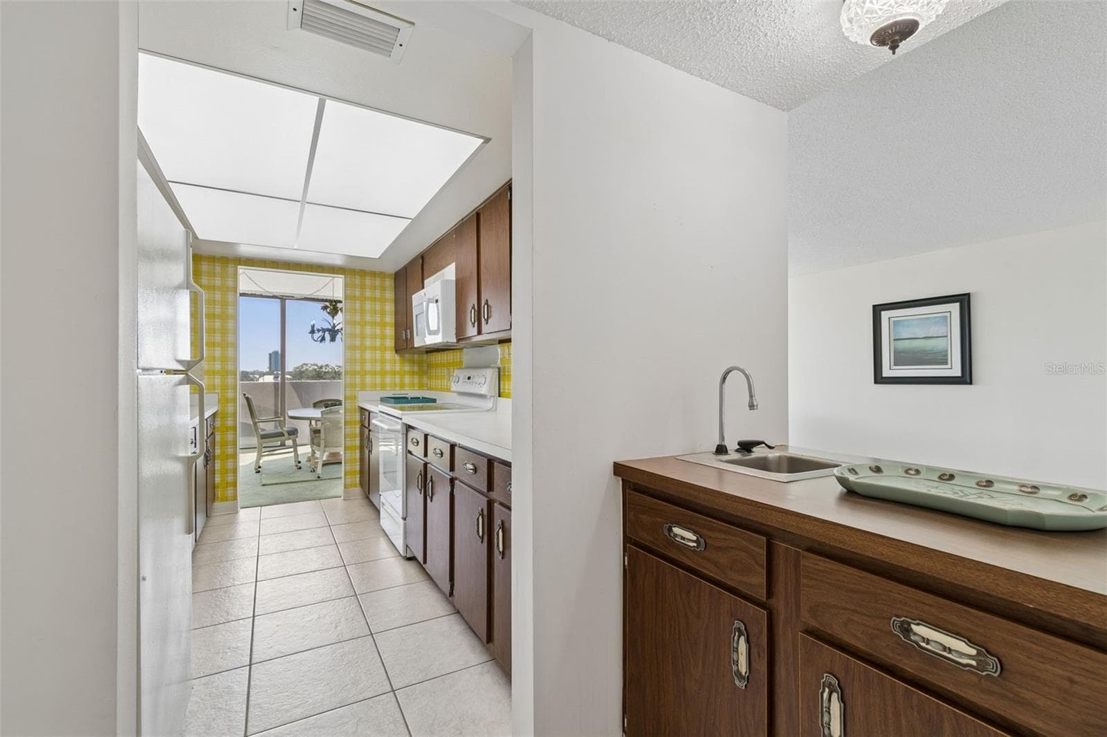 Kitchen and Wet Bar - 80 ROGERS ST #6C, CLEARWATER