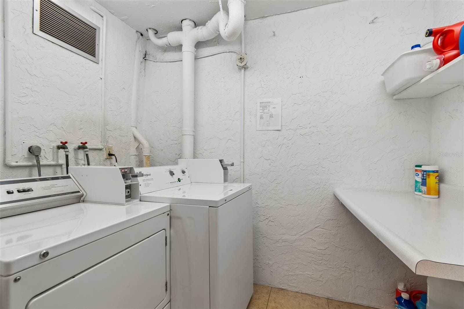 Shared laundry - 80 ROGERS ST #6C, CLEARWATER