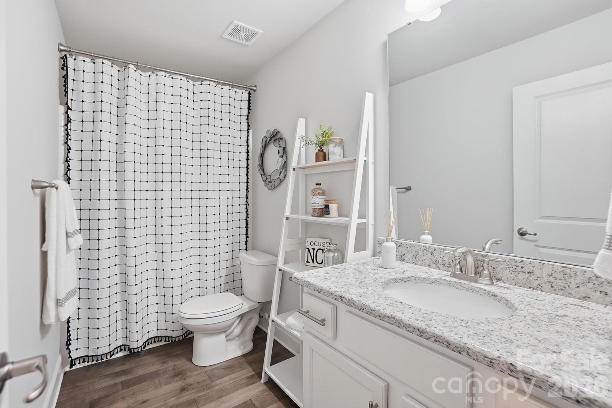 Upstairs Full Bath - 11765 Glenwood Drive, Locust