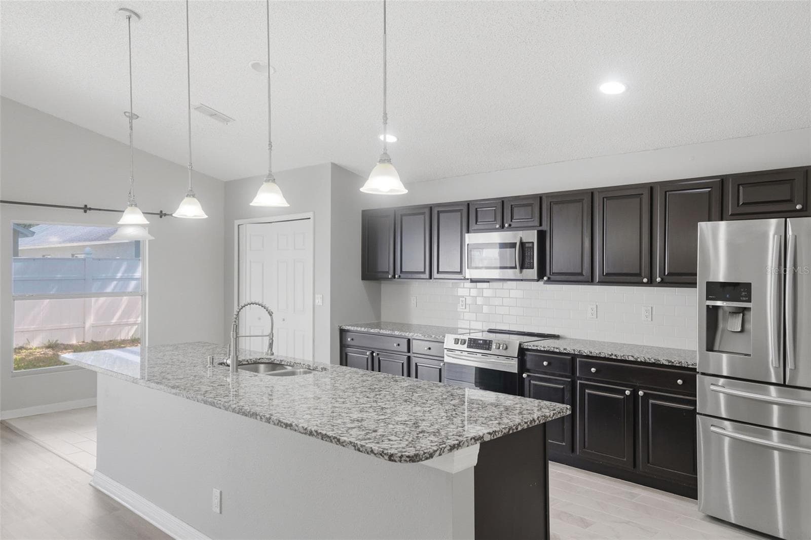 Single Family Residence at 553 MAIDENHAIR CT, ORANGE CITY, photo 5 of 35