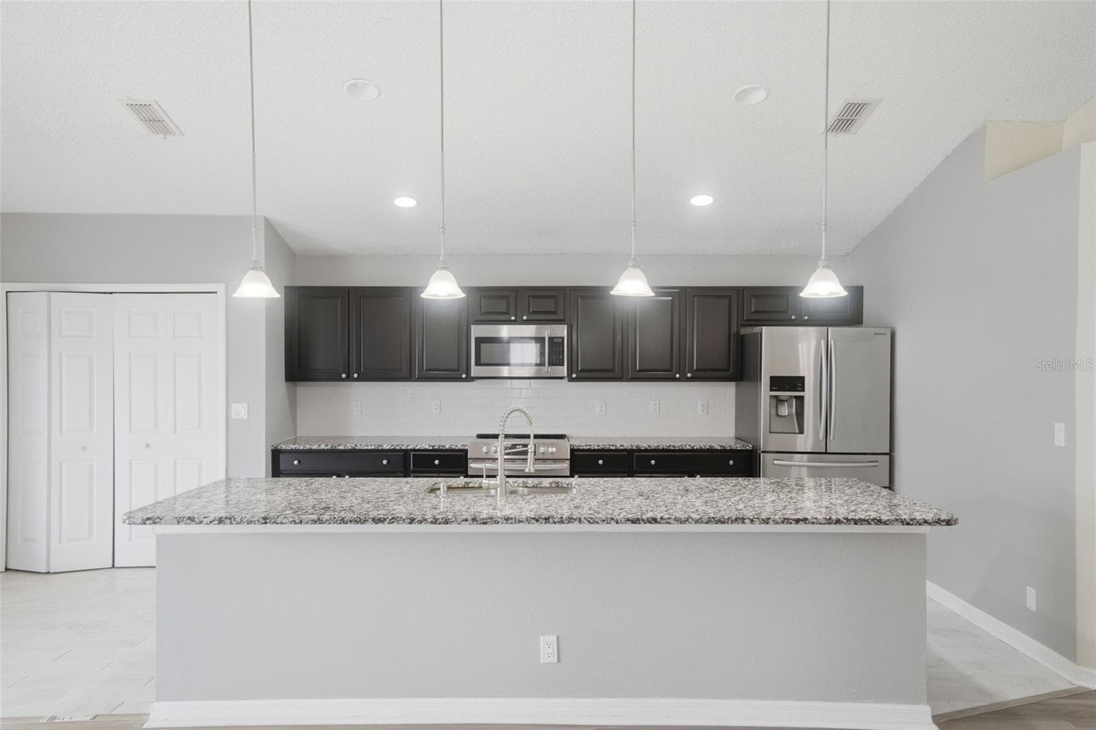 Single Family Residence at 553 MAIDENHAIR CT, ORANGE CITY, photo 6 of 35